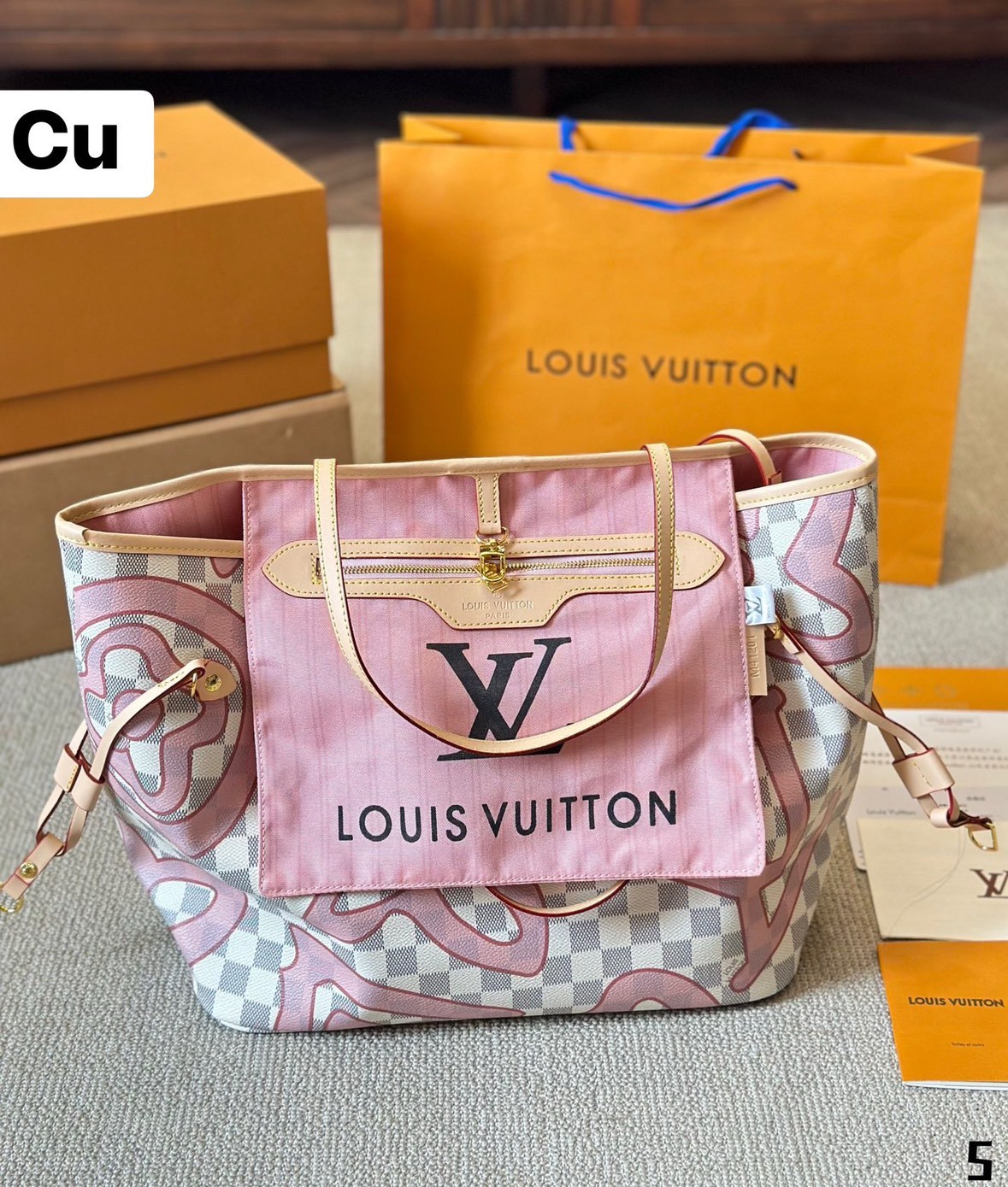 LV Neverfull MM Tahitienne Damier Azur / Capri Monogram กระเป๋าทรงโท้ทใบใหญ่ ดีไซน์ใหม่ สีสันลวดลายโดดเด่นไม่ซ้ำใคร แต่งแต้มลงบนกระเป๋าสร้างดีเทลให้ดูมีมูลค่าเพิ่มขึ้น อัพลุคได้เลย
