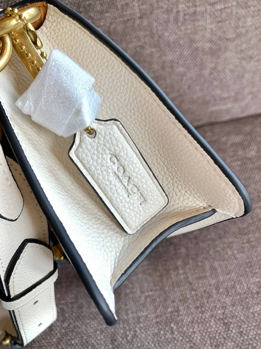 COACH TABBY SHOULDER BAG 26 ((73995)) 📣พร้อมส่งที่ไทยอีกครั้งค่ะ ห้ามพลาด ✔️กระเป๋าหิ้ว//คล้องไหล่//สะพายข้างได้ สุดคุ้ม! หนังแท้อย่างดี ลายหนังสวยนิ่มมือมากค่ะ ✔️ด้านหน้ามีอะไหล่แบรนด์ตัวใหญ่ อะไหล่ทองสวยโดดเด่น ✔️เปิดปิดกระเ