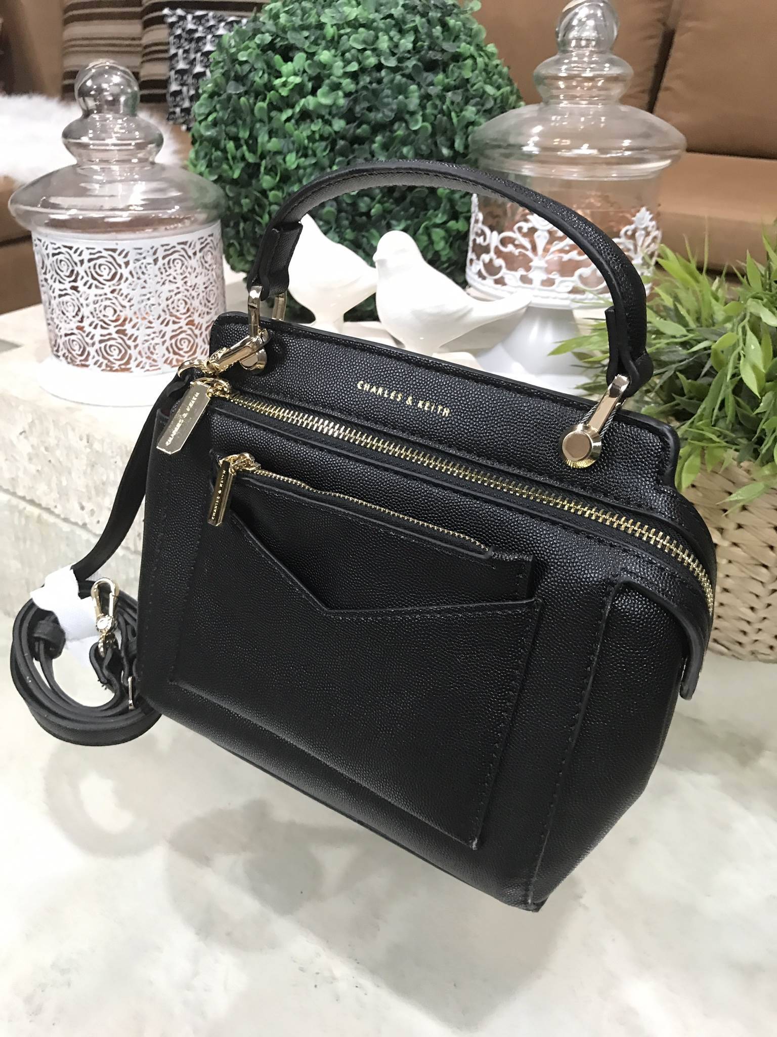 CHARLES & KEITH MINI TOP HANDLE BAG กระเป๋าถือหรือสะพายรุ่นยอดนิยมวัสดุหนังคาเวียร์ดีไซน์สวย อยู่ทรง ด้านหน้ามีช่องใส่ของพร้อมกระเป๋าคลัชเข้าชุดอีก1ใบ สามารถถอดแยกใช้ได้ มาพร้อมหูจับและสายสะพายยาวถอดได้ปรับระดับได้เปิดปิดด้วยซิป หัวซิปปั้มโลโก้ น้ำหนักเบา