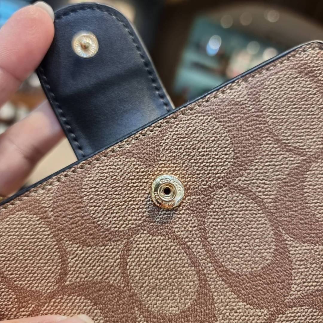 COACH C0082 MEDIUM CORNER ZIP WALLET IN SIGNATURE CANVAS ดีไซน์ใหม่ล่าสุด!! กระเป๋าสตางค์ใบกลาง 👛 ขนาดกำลังเหมาะมือ วัสดุหนังแคนวาสเคลือบลาย ดูแลรักษาง่าย มีช่องใส่บัตรและธนบัตรครบ และช่องซิปแยกไว้ใส่เหรียญ ครบเซ็ทแบบนี้เหมาะส่งต่อเป็นของขวัญที่สุ