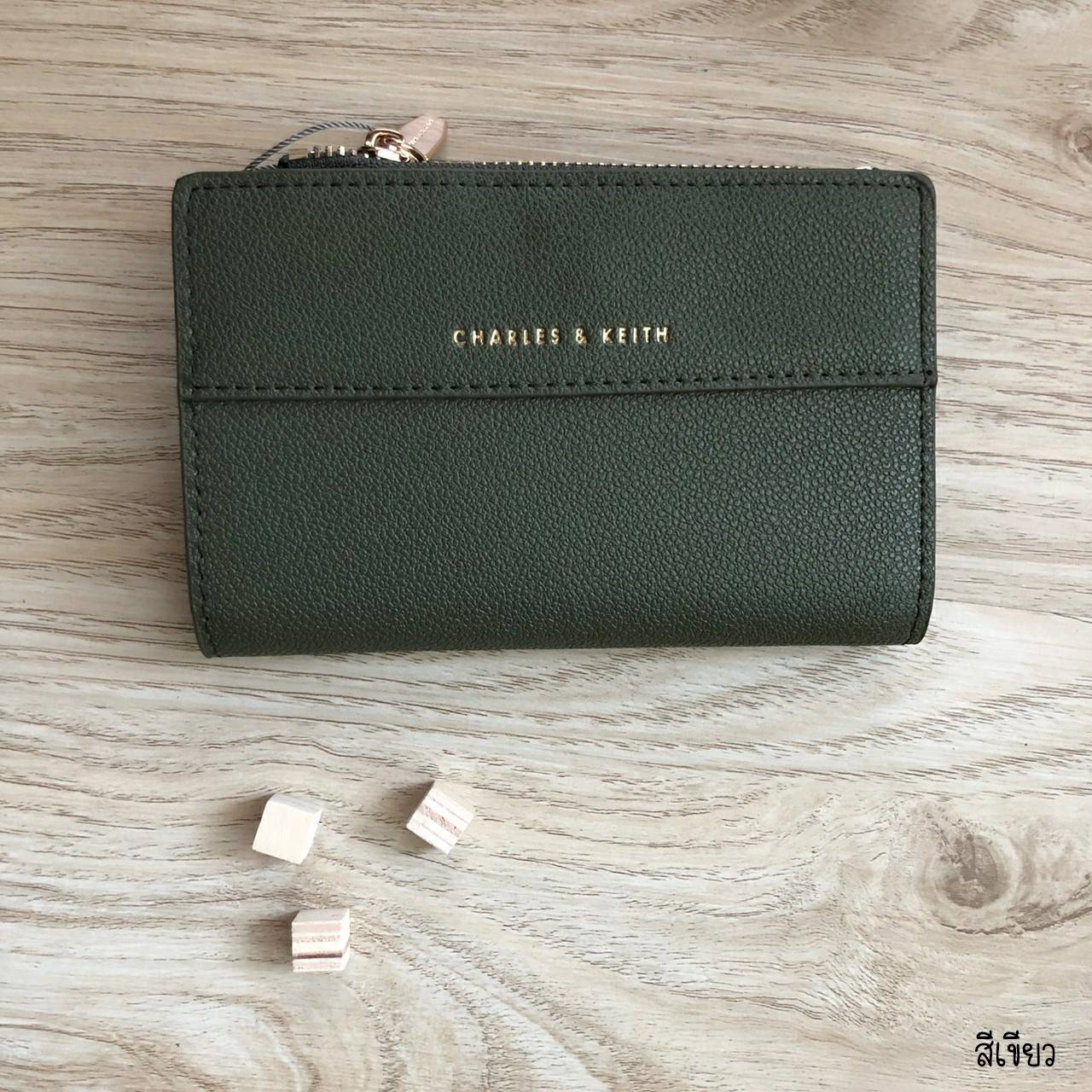Charles & Keith Classic Snap-Button Wallet กระเป๋าสตางค์ใบสั้นพับ 2 ตอน ด้านหน้ามีโลโก้แบรนด์ เปิด - ปิดด้วยกระดุม ภายในมีช่องใส่ธนบัตร ช่องใส่บัตร และช่องซิปใส่เหรียญ