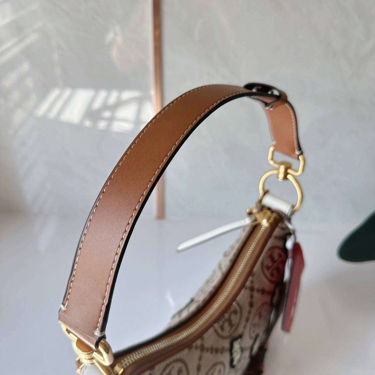 TORY BURCH Mini T Monogram Embroidered Rabbit Crescent Bag 🐇 คอลเลคชั่นกระต่ายสุดร้อนแรงแห่งปี 🥕🥕 คอลเลคชั่นทีบ่งบอกสไตล์ที่ทันสมัยทรงครึ่งวงปักลายกระต่ายบนกระเป๋าสุดน่ารัก โด่ดเด่น