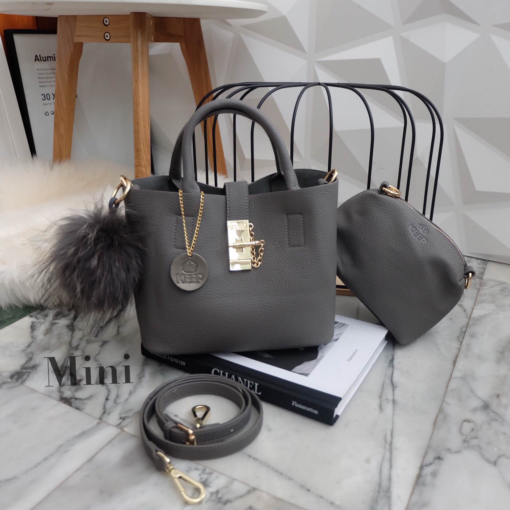 New color new choose 💘• KEEP LALA BAG • พร้อมส่ง 2 ขนาด ตามการใช้งาน 👑สวย หรู เวอร์วัง อีกแล้วค่า กับกระเป๋า 2 in 1 ปรับเก็บทรง ได้ถึง 2 แบบ มาพร้อมพวงกุญแจ ปอมปอม ฟรุ้งฟริ้ง น่ารักมาก คะ ตัวกระเป๋าเป็นหนังเนื้อดีที่สุด เนื้อนิ่ม ลายหนังสว