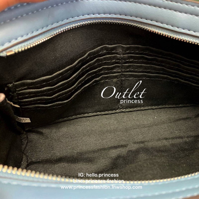 COACH FLAP CLUTCH BAG กระเป๋าคล้องมือใบใหญ่ วัสดุ pvc อย่างดี ด้านหน้ามีช่องใส่ของหนึ่งช่อง เปิดปิดช่องหลักแบบซิปที่ตับเป็นสายคล้องมือได้ในตัว ภายในกว้าง ใส่ของได้เยอะเลยค่ะ มีช่องใส่บัตร 6ช่อง เป็นอีกรุ่นที่น่าใช้ แนะนำควรมีไว้สักใบค่ะ มีมาพร้อมส่ง 2สีน่