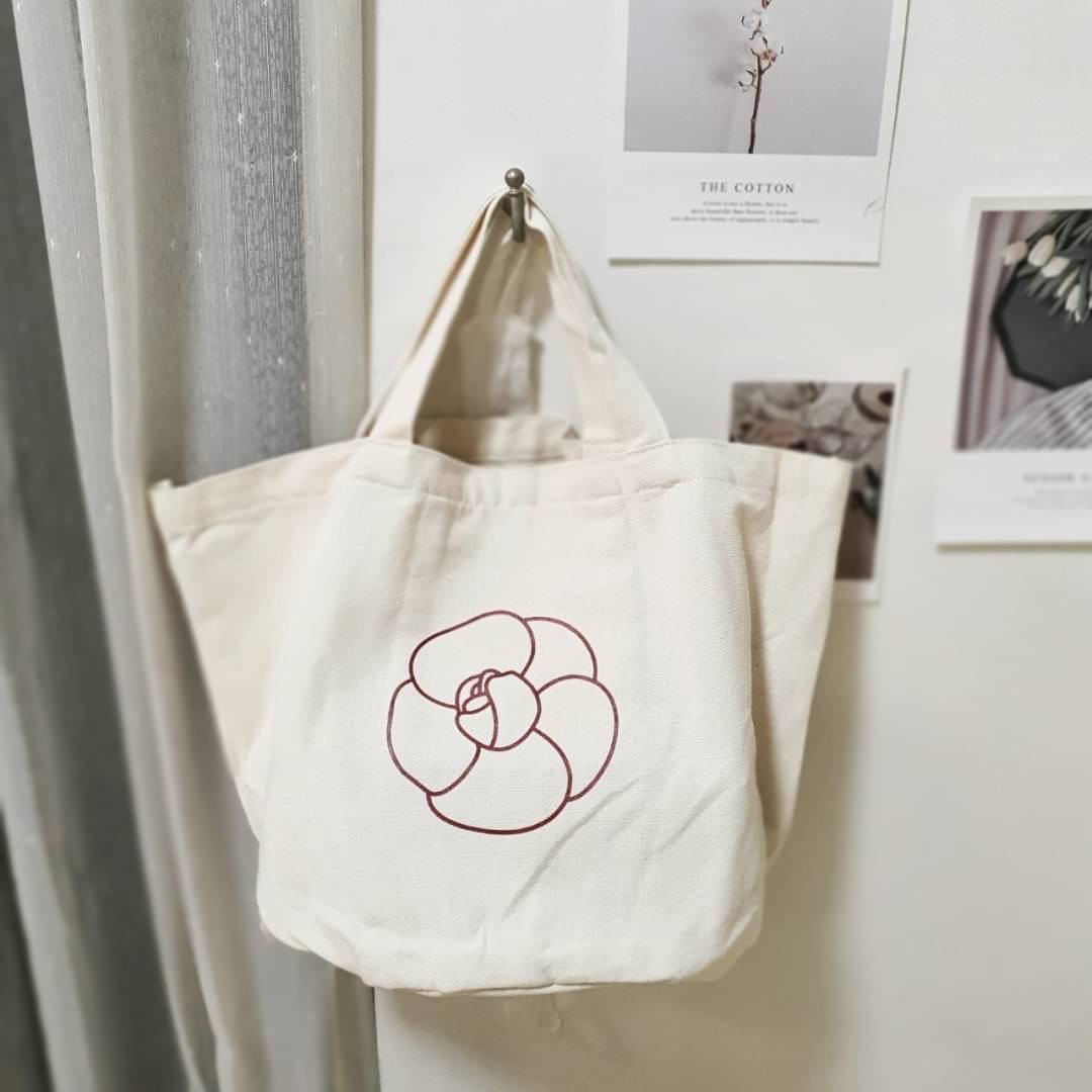 Chanel tote bag no.1 / CHANEL MINI COTTON SHOPPING BAG กระเป๋าผ้าช็อปปิ้งงานพรีเมียม ตัวกระเป๋าผ้า ผลิตจากวัสดุออแกนิค คอตตอน100% สีขาวครีม สกรีนลายด้านหน้า ขนาดกำลังดี ฐานเป็นทรงกลม ทำให้จุได้ได้ค่อนข้างเยอะ น้ำหนักเบา เหมาะกับวันสบายๆเลยค่า