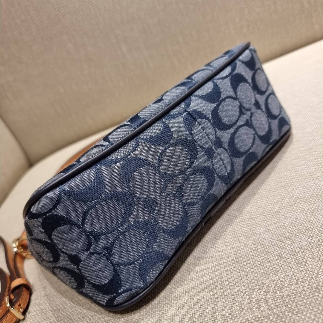 COACH 36674 TOP HANDLE POUCH IN SIGNATURE JACQUARD กระเป๋าทรงพอช ยอดฮิต ยกขึ้นแท่น ด้วยดีไซน์ที่ออกมาให้ใช้งานได้ง่าย ขนาดกำลังเหมาะ วัสดุหนังแคนวาสทนทาน ดีไปหมดขนาดนี้!! คุณลูกค้าถึงสั่งกันรัวๆจริงๆ ภายในโล่งกว้าง ใส่โทรศัพท์ได้ทุกรุ่น มาพร้อมสายคล้องแขน