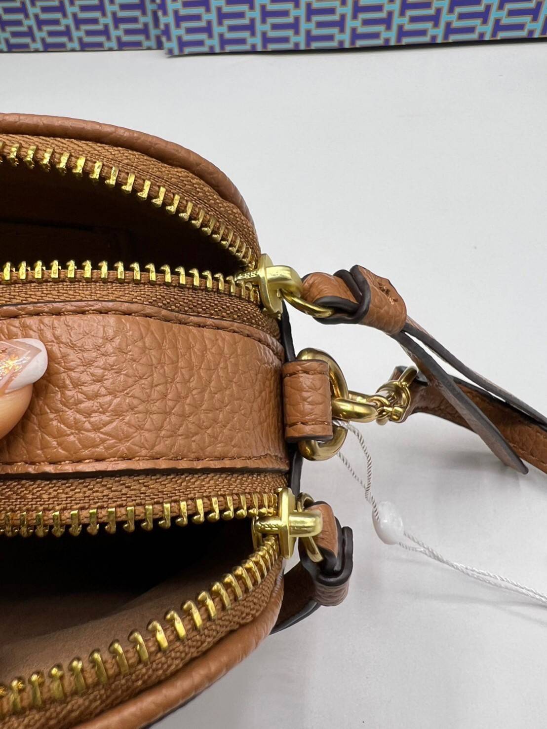 TORY BURCH Miller Mini Crossbody Bag / TORY CAMERA BAG / TORY BAG พร้อมส่ง 5 สี กระเป๋าสะพายใบเล็กมินิมอลในรูปทรงใหม่ที่คล่องตัว