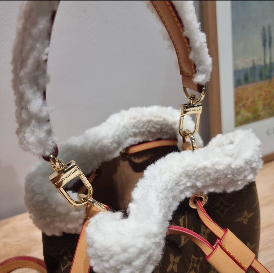 LV NEONOA WOOL Monogram Bag คอลเล็คชั่น Cozygram ใหม่กับรุ่นที่ทำมาจำนวนจำกัด ต้อนรับฤดูหนาว กับกระเป๋าสะพายทรงบัคเก็ต ดีไซน์คลาสสิคซ่อนความหรู