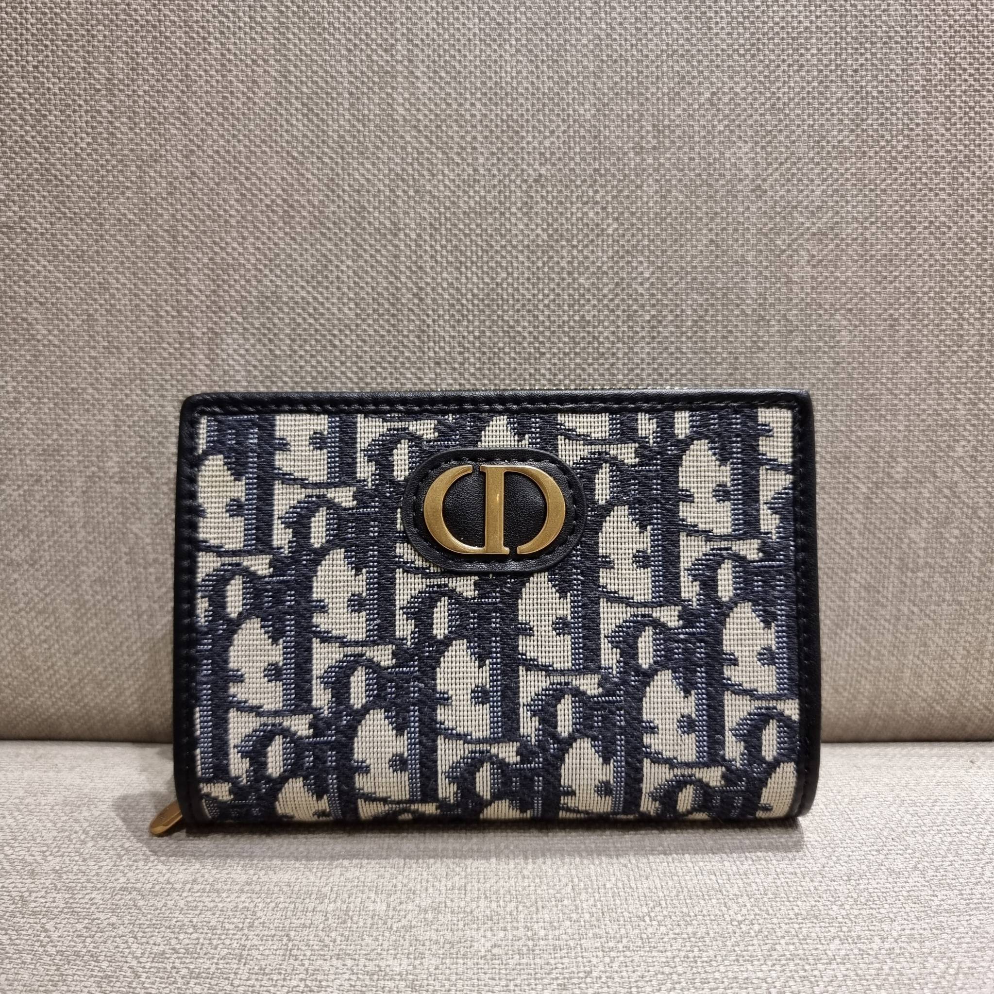 VIP 】CD MULTI WALLET WITH GWP กระเป๋าสตางค์ขนาดเหมาะมือ พรีเมี่ยมกิ๊ฟจากเคาน์เตอร์ ดีไซน์แปลกใหม่ ไม่ซ้ำใคร สลับเปิดได้ 2 ฝั่ง ตรงกลางเป็นช่องซิป วัสดุผ้าแคนวาสปักลาย สลับหนังแท้ภายใน ภายในมีช่องใส่บัตร ใส่ธนบัตรได้ สะดวกใช้มากๆ มาพร้อม box set ในราคาที่ถ