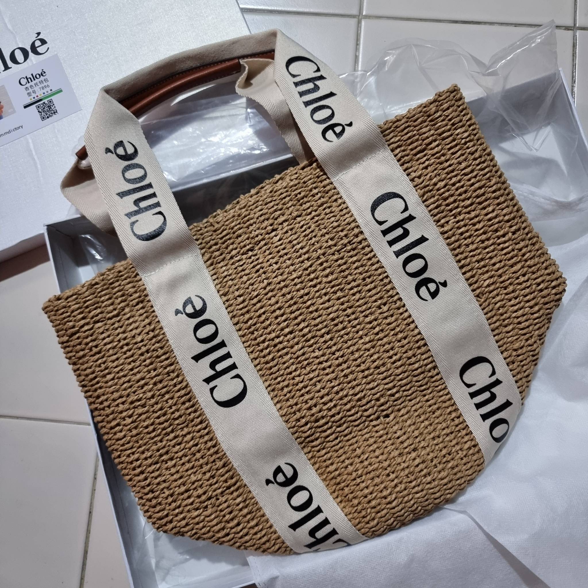 CHLOE LARGE WOODY BASKET กระเป๋าสะพายสานทรงตะกร้า ยอดฮิตติดลมของแบรนด์ ด้วยวัสดุสังเคราห์จากธรรมชาติ สานทอเต็มใบออกมาเป็นลวดลายสวยงาม ตัดด้วยริบบิ้นคาดโดดเด่น ภายในโล่งกว้างมาก จุของได้เต็มที่ เป็นดีไซน์ผู้ดีย้อนยุคที่ดูแพงจริงๆ ใบนี้สามารถสะพายไปเที่ยว ไ