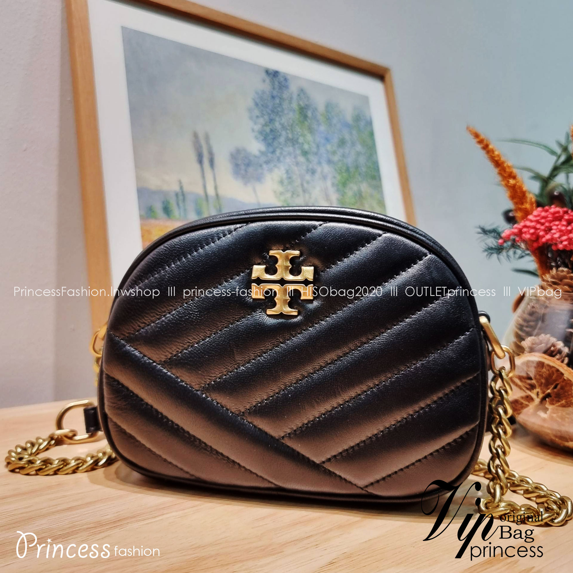 TORY BURCH KIRA CHEVRON SMALL CAMERA BAG / TORY CAMERA BAG / TORY BAG พร้อมส่ง 4 สี กระเป๋าสะพายทรงกล้อง ขนาดกะทัดรัด ไซส์สะพายคล่องตัว ดูหรู ลูกคุณหนู