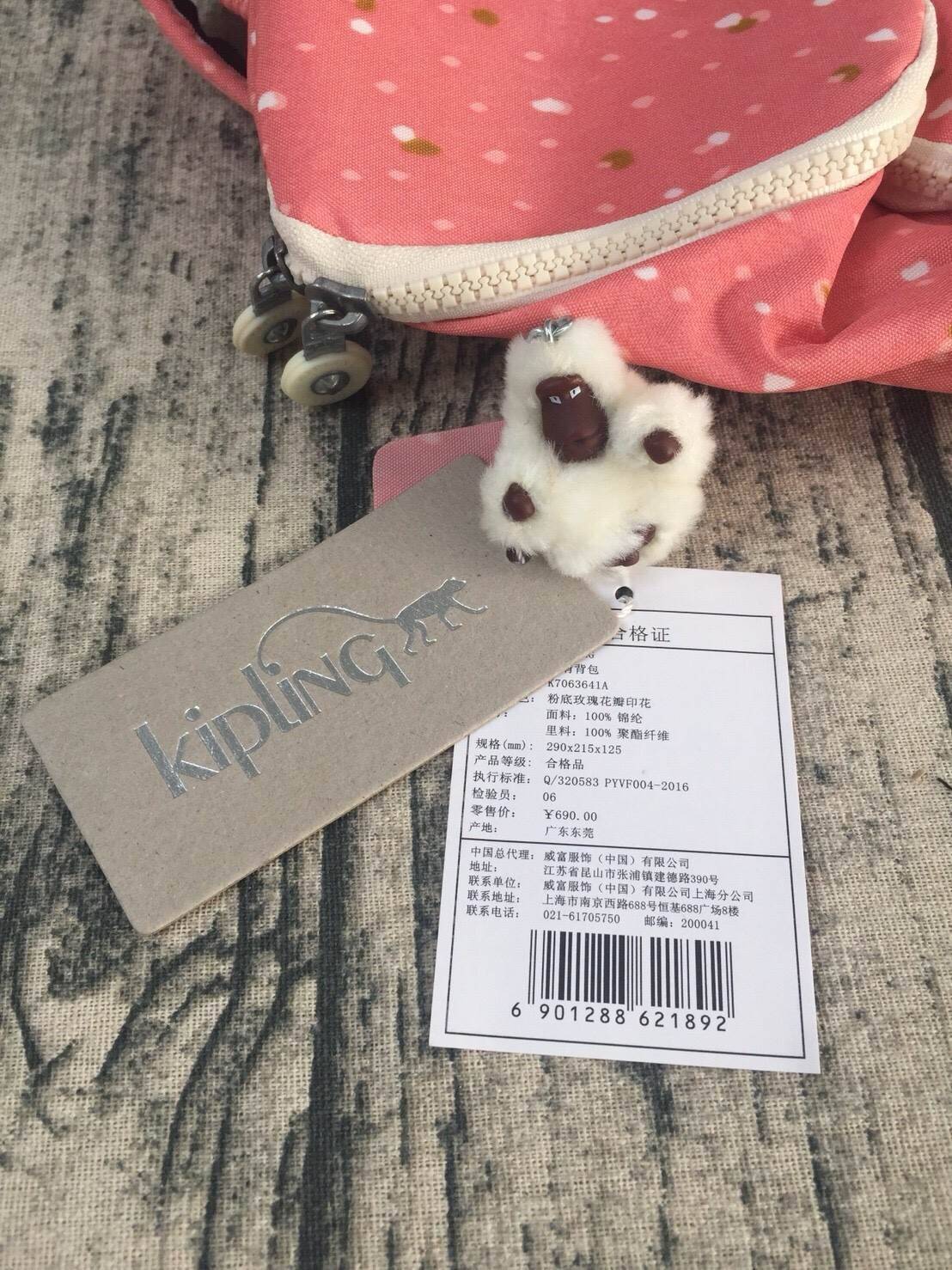 กระเป๋าเป้ Blakeney ไซส์ S จาก KIPLING ที่ออกแบบมาสำหรับผู้หญิง มาพร้อมดีไซน์เบาะรองรับหลัง ซึ่งเหมาะสำหรับ active lifestyle สามารถเก็บของได้อย่างจุใจแต่มีน้ำหนักเบา รวมถึงมีคุณสมบัติกันน้ำช่วยป้องกันให้ของในกระเป๋าปลอดภัยไร้กังวล