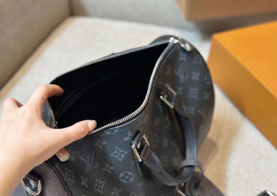 LV Keepall Bandouliere / LV Travel Bag พร้อมส่ง กระเป๋าเดินทางสุดคลาสสิค เรียบหรูมีระดับในวัสดุ Monogram Eclipse แคนวาส