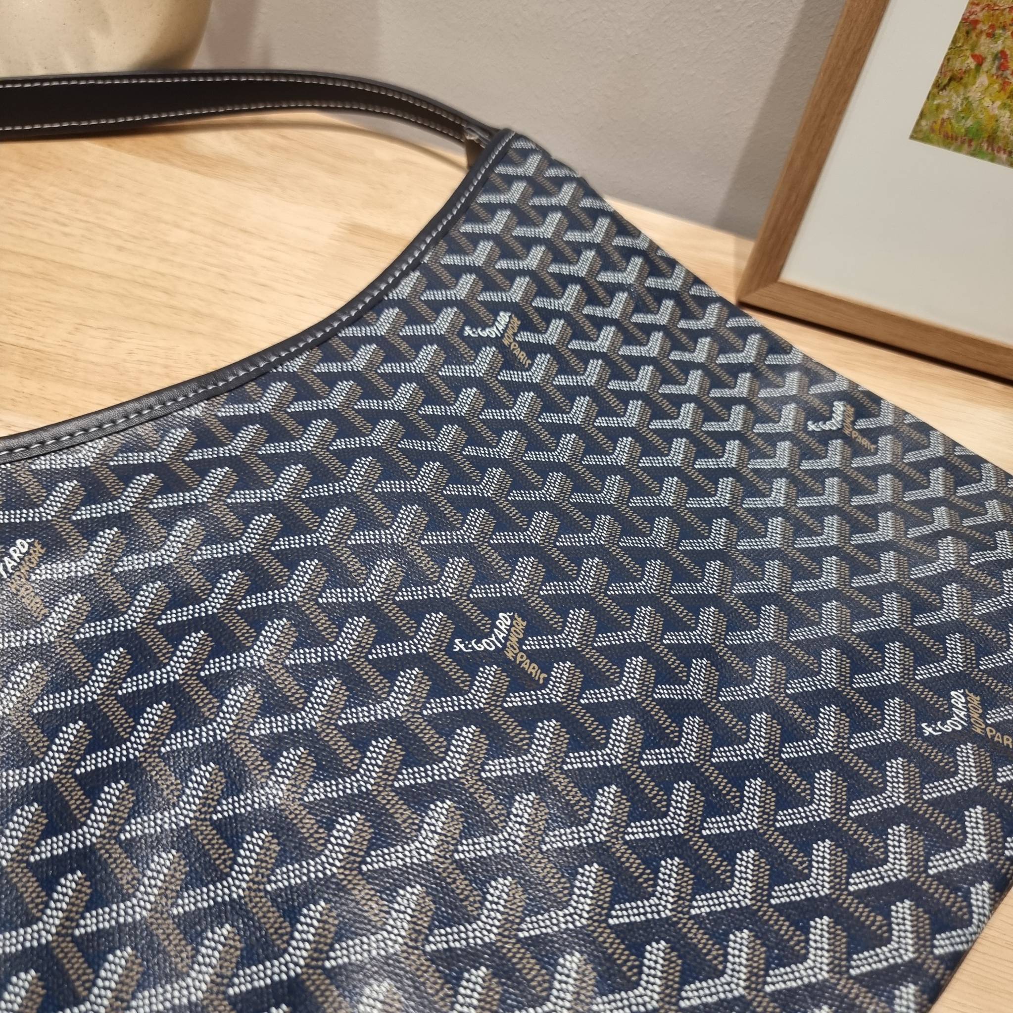 GOYARD BOHEME HOBO BAG / GOYARD HOBO กระเป๋าสะพายทรงโฮโบ ใบใหญ่จุใจ!! มาครบสีขายดี เลิศทุกสี รูปทรงคลาสสิค ดีไซน์เป็นเอกลักษณ์ วัสดุหนังแคนวาสพิมพ์ลายสวยคม ปากกระเป๋ามีซิปเปิด-ปิดกันของหล่นได้ ภายในโล่งกว้างมาก มาพร้อมสายคล้องในตัว ทนทาน สะพายสวยๆได้ทุกวั