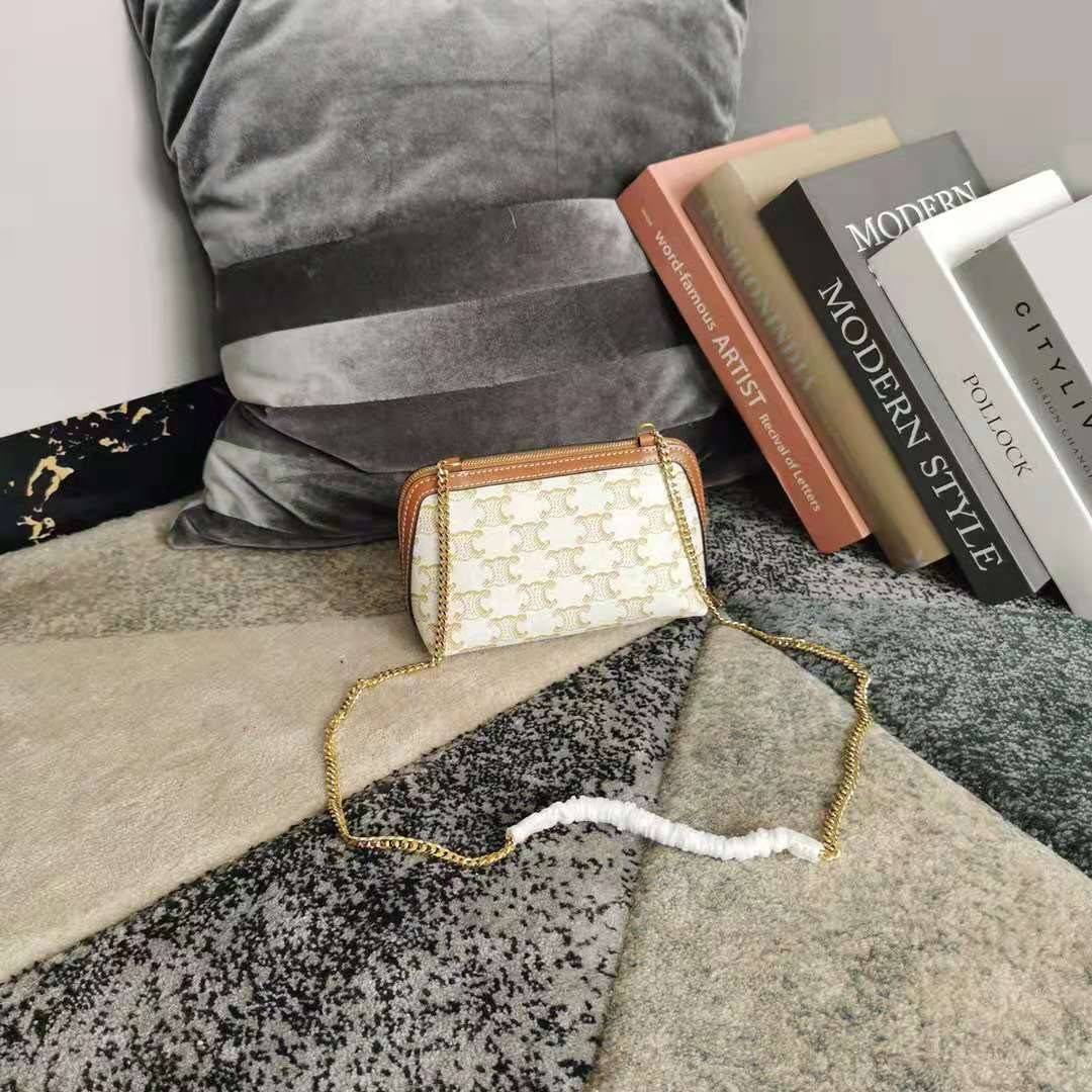 VIP 】หนังแท้ CELINE CLUTCH WITH CHAIN IN TRIOMPHE CANVAS AND LAMBSKIN WHITE/TAN กระเป๋าคลัทช์ดีไซน์เรียบหรูออกแบบมาได้อย่างลงตัว พร้อมสายสะพายโซ่ทองสุดหรู ด้วยรูปทรงที่สวยงามและทันสมัย สามารถใส่กระเป๋าสตางค์ใบสั้นหรือเครื่องสำอางค์ได้ตามขนาดกระเป๋า ในเรื่