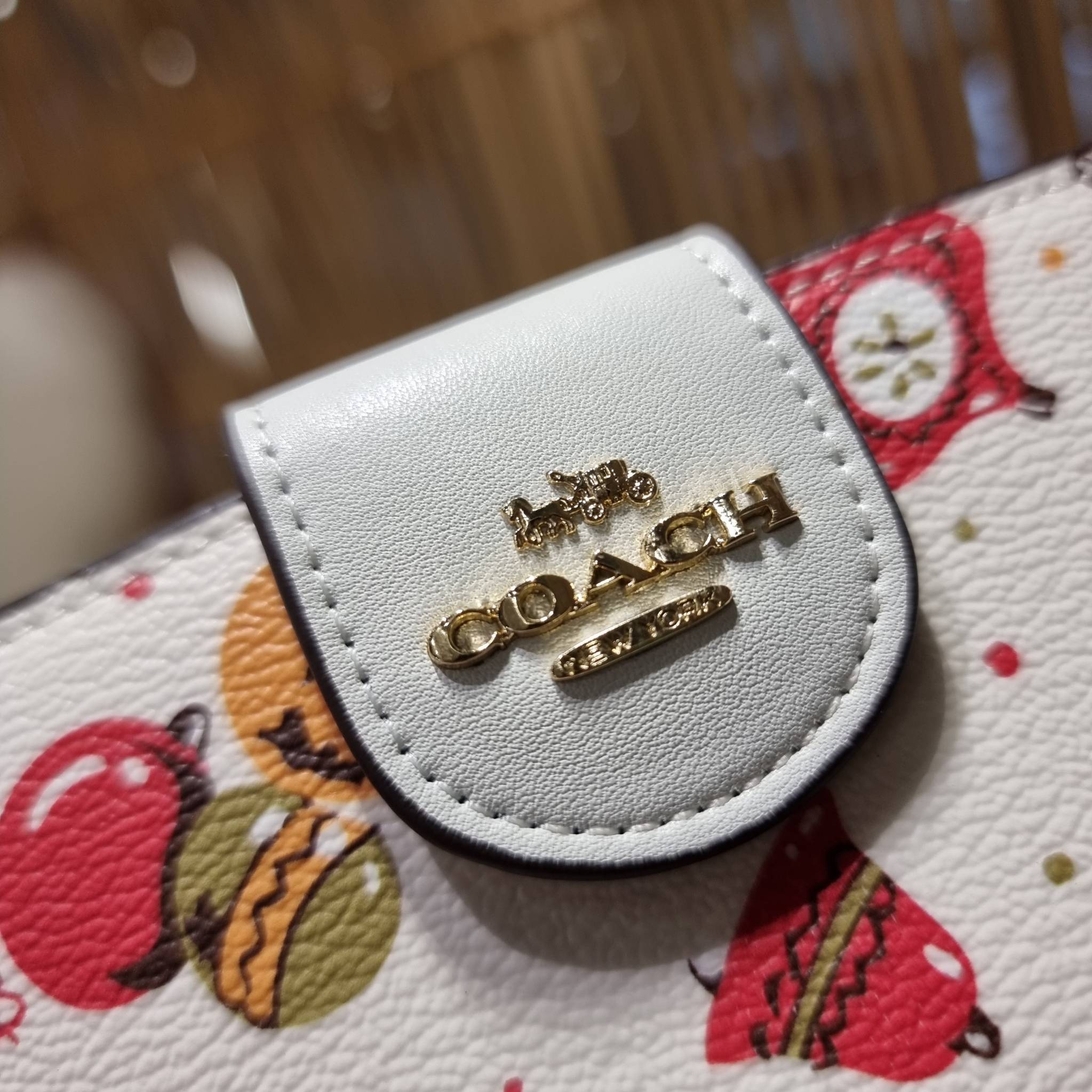 COACH C7414 MEDIUM CORNER ZIP WALLET WITH ORNAMENT PRINT คอลเลคชั่นใหม่ กระเป๋าสตางค์ใบกลาง ดีไซน์ใหม่ สุดหรู คละลายพริ้นท์เต็มใบ น่าใช้ไปอีก วัสดุหนังแคนวาสเคลือบลาย ภายในมีช่องใส่บัตร ใส่ธนบัตรได้ครบ และมีช่องซิปแยก ใบจริงสวยมากๆ แนะนำจ้า ราคาสุดคุ้มครบ