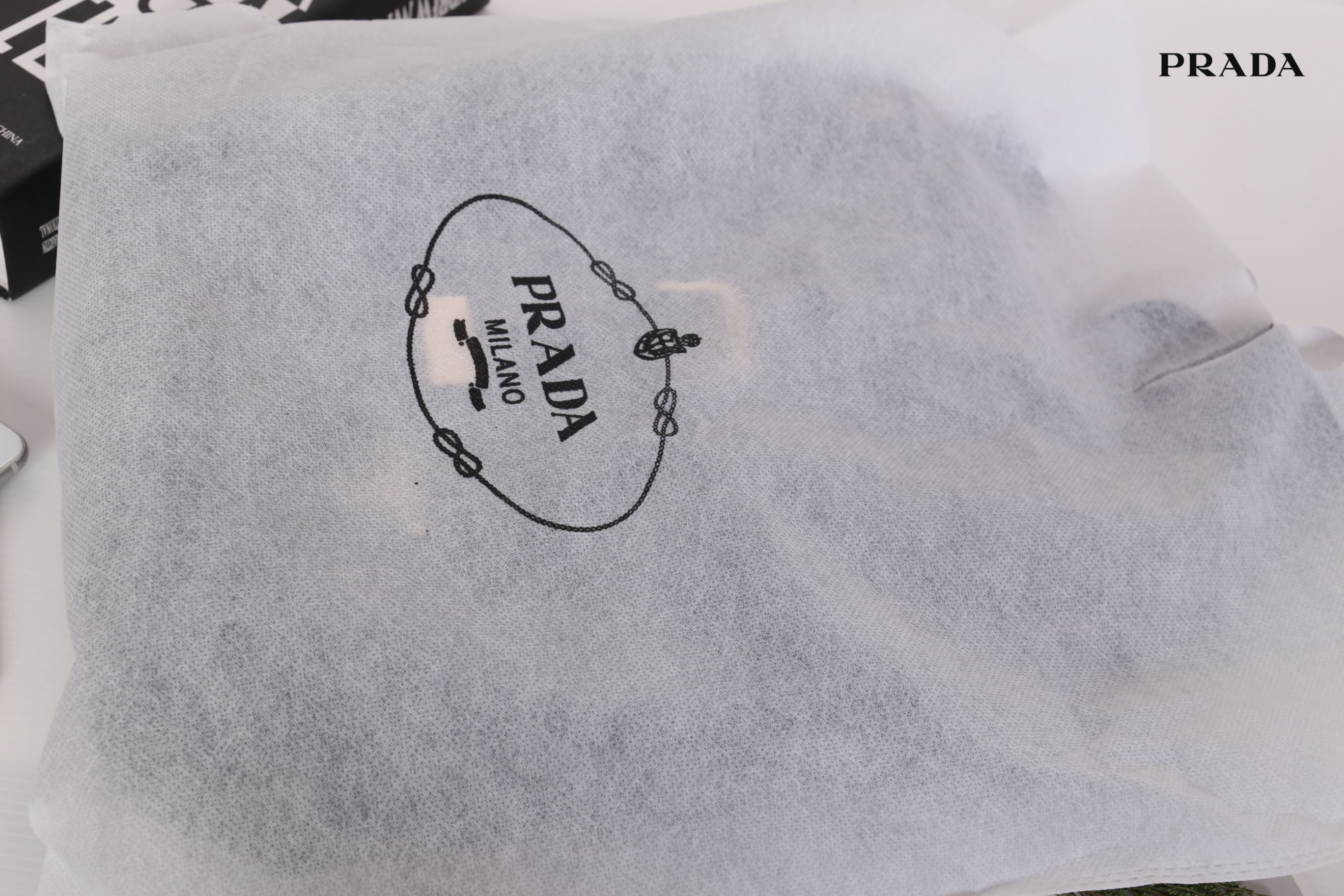 Prada Nylon Drawstring Backpack Bag สินค้า Premium gift จากเค้าเตอร์แบรนดืต่างประเทศ แท้ 100% กระเป๋าสะพายเป้ รุ่น Limited Edition VIP GIFT ทำจากวัสดุผ้า Nylon เนื้อหนา คุณภาพดี ทรงสวย ดีไซน์เกร๋ สไตล์ Prada ด้านหน้ามีช่องกว้างใส่ของจุกจิก อะไหล่ทอง สวยหร