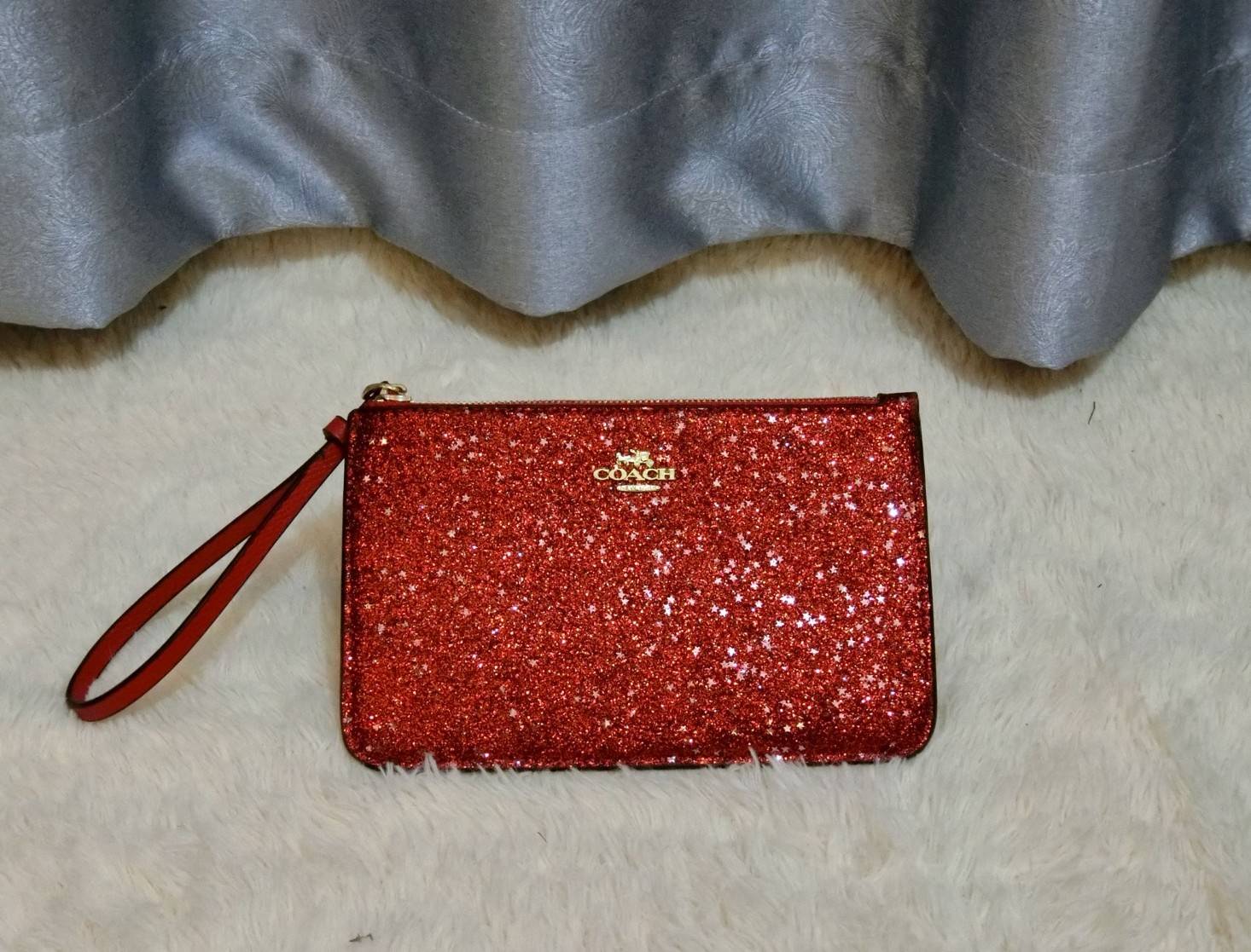 Coach Star Glitter Corner Zip Wristlet / FACTORY HK กระเป๋าคล้องมือทรงคลัช ตัวกระเป๋าตกแต่งกริ๊ตเตอร์ ด้านหน้าติดอะไหล่แบรนด์ สวยหรู เปิดปิดด้วยซิป ด้านในบุผ้ากำหยี่สามารถใส่โทรศัพท์มือถือได้ทุกรุ่น มาพร้อมสายคล้องมือ 1เส้น MUST HAVE!!