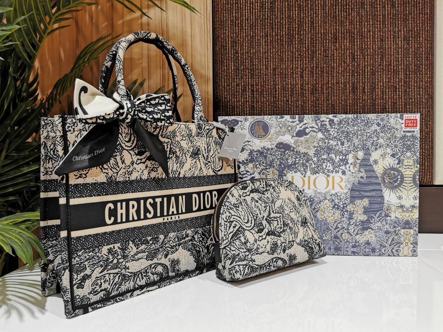 "ซื้อ1ได้ถึง2ใบ!" DIOR TOTEBAG WITH CLUTCH สวยหรูดูดี Setสุดคุ้มได้ทั้งกระเป๋า Dior Anagram Totebag + กระเป๋าคลัชเครื่องสำอาง + Dior Twilly สำหรับผูกกระเป๋าหรือผูกผมได้ ไอเท็มสุดฮิตสวยปังน่าใช้น่าสะสม มาพร้อมกล่องแบรนด์ จะซื้อใช้เองหรือมอบเป็นขอ