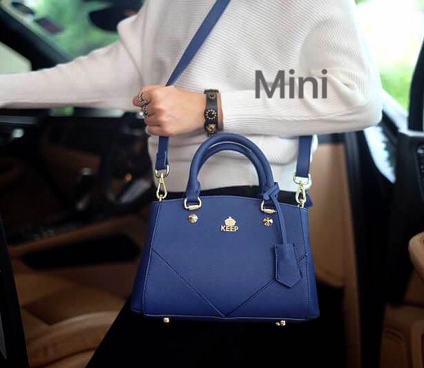 รุ่นขายดีที่สุด 👍 จากแบรนด์ KEEP รุ่น Elegance รอบนี้เข้ามา 2 size ให้เลือกเลยค่า **จุดเด่นที่ >หนังคุณภาพ ลายหนัง saffiano > ถือสะพายเข้าง่ายกับทุกชุด >ทรงสวยมากคะ ขนากกระเป๋ากำลังดีคะ ใส่ กปต ยาว มือถือได้ทุกรุ่น > มีช่องย่อยแบ่งเก็บ