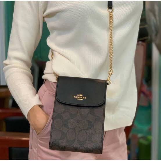 COACH 3051 RACHEL PHONE CROSSBODY IN SIGNATURE CANVAS HOT ITEM!! กระเป๋าสะพาย case phone ต้องมา ให้คุณพกพา gadget ล้ำไปได้ทุกที่ ใส่โทรศัพท์มือถือได้ทุกรุ่น ดีไซน์ใหญ่กว่าเดิม และยังมีช่องเก็บบัตรให้เพิ่มไปอีก ดีไซน์ลายซีคลาสสิค วัสดุหนังแคนวาส เปิด-ปิดด้
