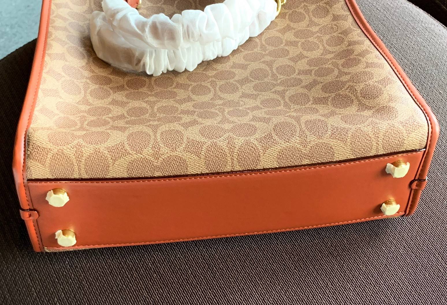 LIMITED EDITION 📣รุ่นใหม่ล่าสุด ยังไม่มีในช๊อปไทยจ้าา❗️ COACH CHAIN CASHIN TOTE ((C6338//C6620)) พร้อมส่ง สินค้าเข้าใหม่ ห้ามพลาดค่าา! กระเป๋าทรงTote สูง สามารถใส่เอกสาร//A4 ได้ วัสดุหนังแท้นิ่ม น้ำหนักเบาค่ะ 🔺จุดเด่นของรุ่นคือสายสะ