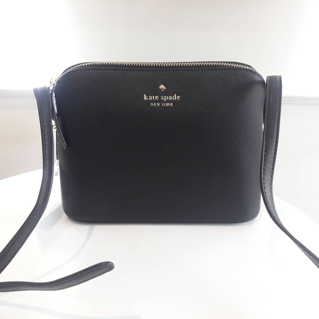 KATE SPADE CEDAR STREET MANDY แบรนด์ดังจากอเมริกาสุดฮิตของวัยรุ่น กระเป๋าสะพาย หนัง saffiano ขนาดน่ารักกำลังดี เปิดปิดด้วยซิปเดียวด้านบน ภายในมีช่องเล็ก1ช่อง ใส่มินิไอแพคได้ ความยาวสาย 117cm ปรับได้ถึง5ระดับ รุ่นฮิตอีกรุ่นที่ไม่ควรพลาดเลยคร้า