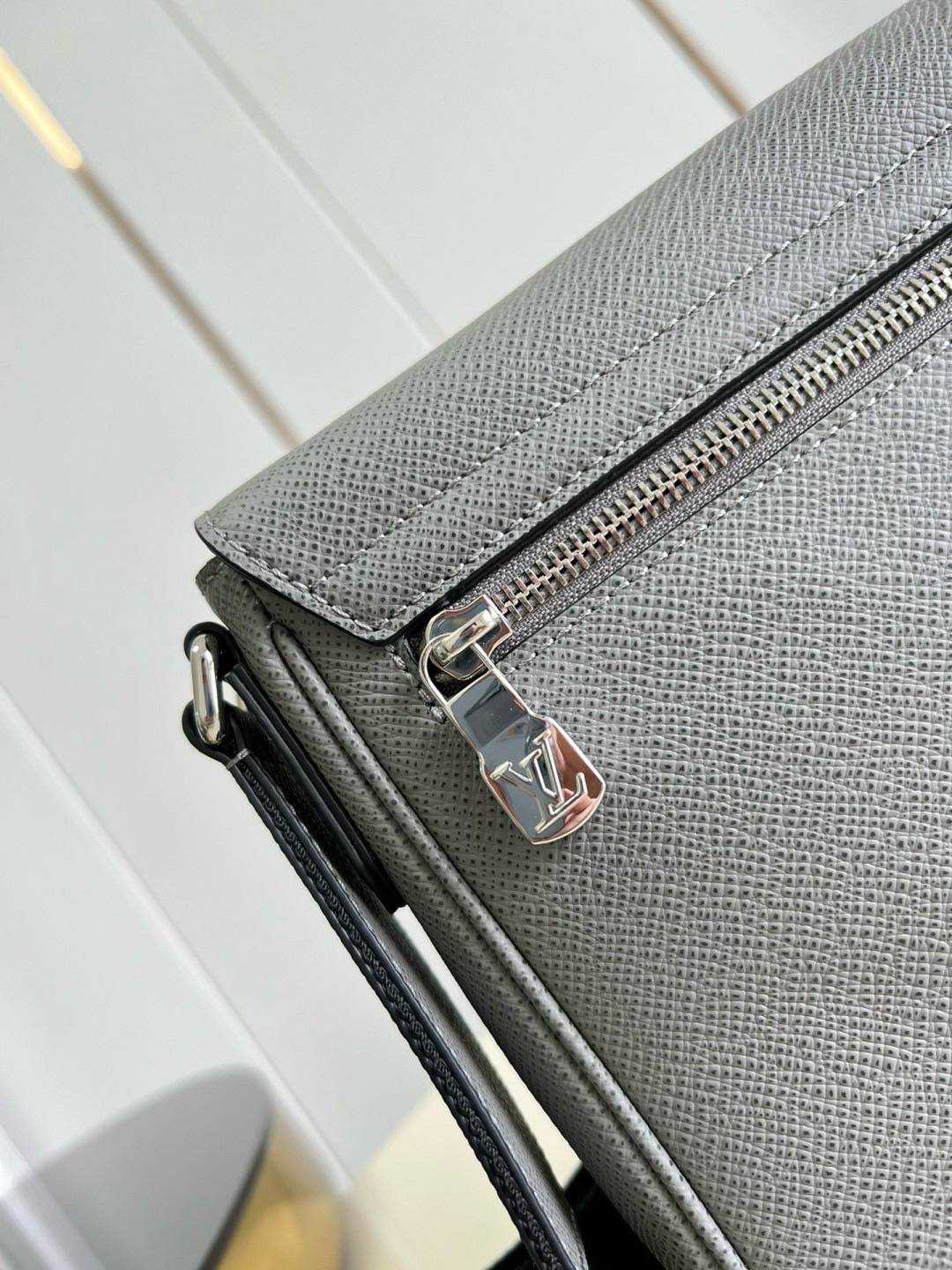 เกรดเทพ Top ORI | LV District PM Taiga leather Glacier Gray กระเป๋าสะพายทรงแมสเซ็นเจอร์ หนังแท้ เกรดดีสุด เทียบแท้