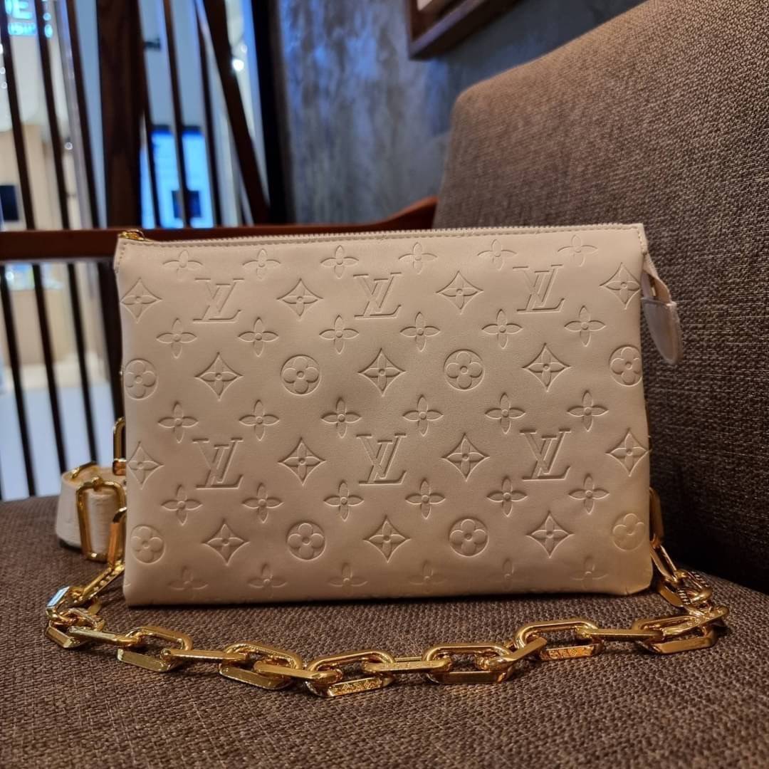 LV HANDLE POUCH MONOGRAM / LV Coussin กระเป๋าสะพายกึ่งคลัชท์ สุดล้ำ มาแรงมาก ด้วยความสวยปังตั้งแต่แรกเห็น วัสดุหนังแกะปั๊มลายสวยคม มาพร้อมสาย 2 เส้น เลิศๆ มีสายโซ่ที่มีดีเทลละเอียดไม่ซ้ำ และสายสปอร์ตครอสบอดี้ ที่จะคล้องไว้ทั้งสองเส้นก็ดีงาม หรือสลับใช้ตาม