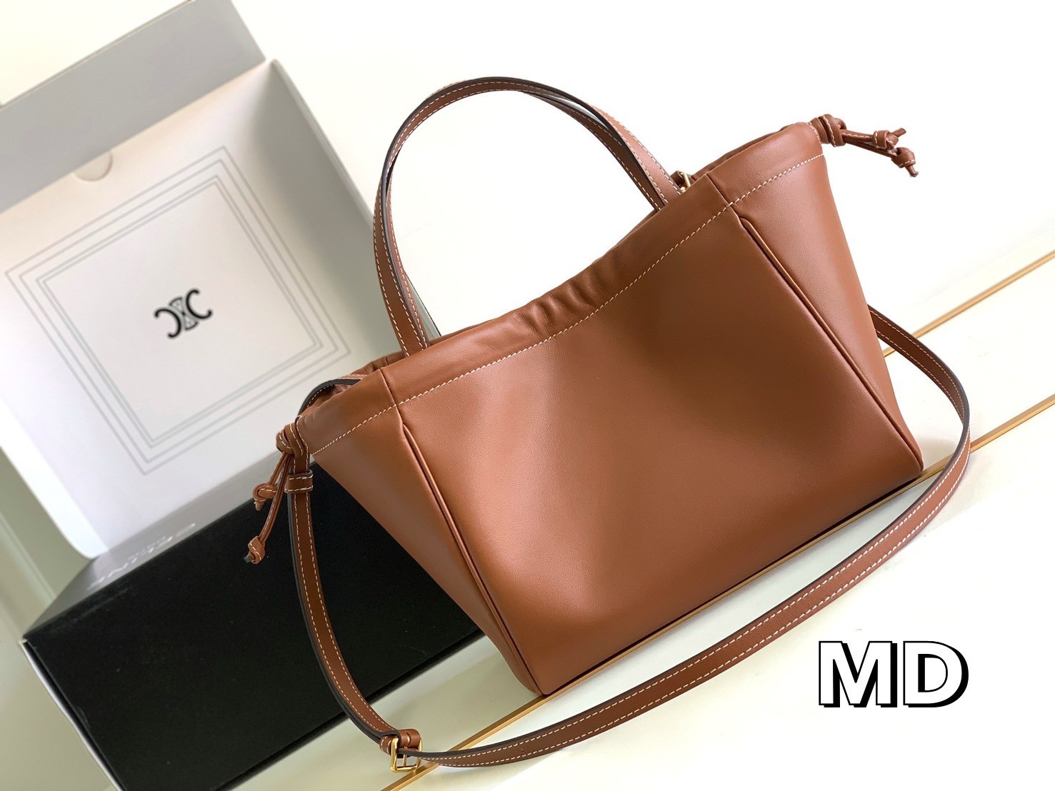 CELINE Small Cabas Drawstring Cuir Triomphe / CELINE TOTE BAG กระเป๋าทรงโท้ทน่ารักน่าใช้ ตัวกระเป๋าหนังนุ่มมาก ปากกระเป๋าเป็นหูรูดดึงปรับทรงได้สองแบบสองสไตล์