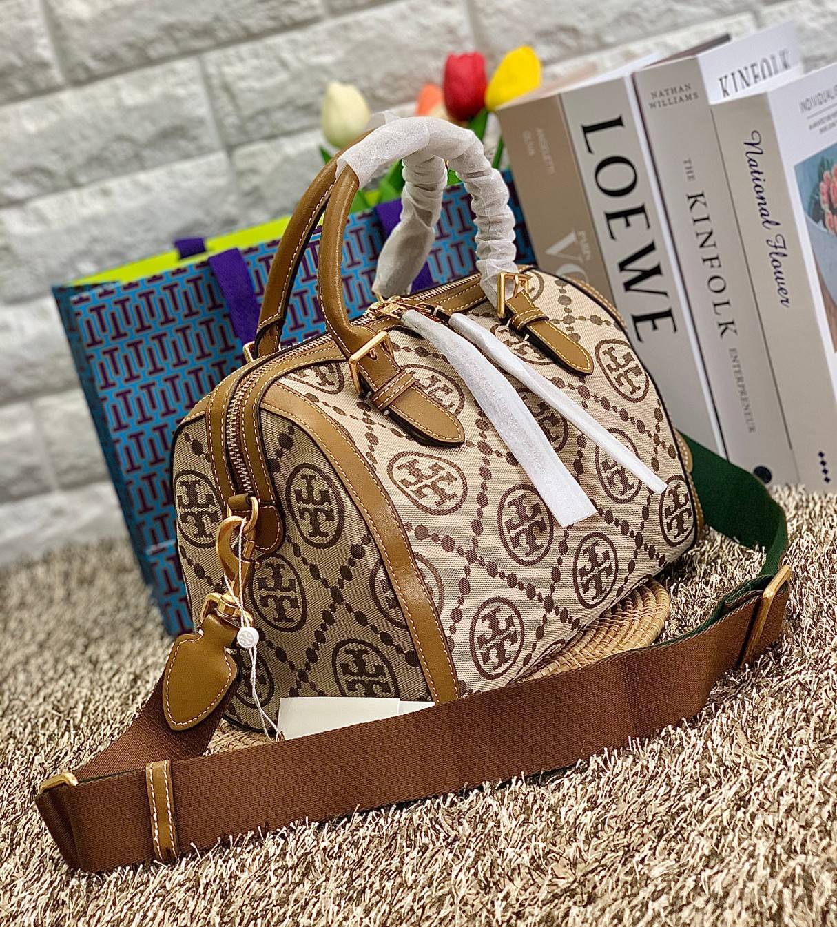 สวยก่อนใครแน่นอนค่ะนาทีนี้💋 💥รุ่นที่กำลังฮิตมากตอนนี้ของเหล่าคนดังใน ตปท.! TORY BURCH T MONOGRAM JACQUARD BARREL ((ใบใหญ่)) พร้อมส่งที่ไทยทันที! กระเป๋าทรงหมอนจาก Tory burch วัสดุ jacquardทอลายแบรด์+หนังแท้ ได้สวยงามหรู ดูคลาสสิคมากๆค่ะ เป