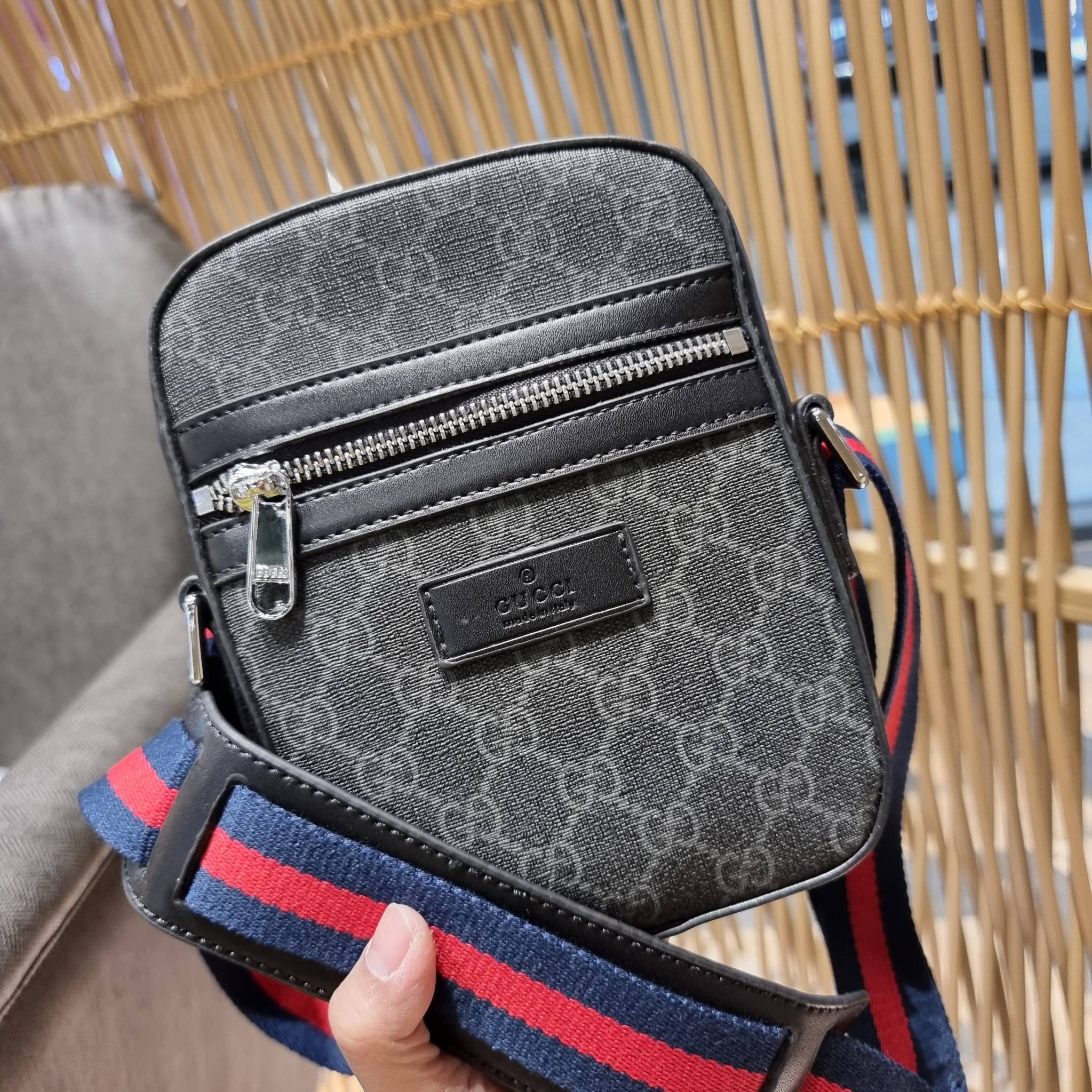 VIP 】GC VIP MINI MESSENGER CROSSBODY BAG กระเป๋าสะพายข้างพรีเมี่ยมลุคสปอร์ต เรียบแต่แอบหรู ไซส์มินิ น่าใช้!! วัสดุหนังแคนวาส ไม่ต้องห่วงเรื่องความทนทาน ✔️ ตกแต่งสายคาดหรู เท่ ดีไซน์สีตามสัญลักษณ์แบรนด์ เข้ากันมากๆ!! เปิด-ปิดด้วยซิป ด้านหน้ามีช่องซิ