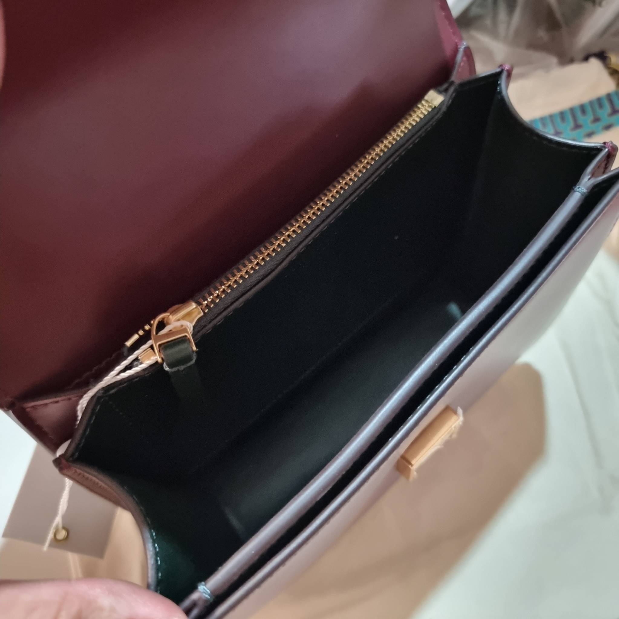 TORY BURCH ELEANOR SMALL CONVERTIBLE SHOULDER BAG ฮอตไอเท็ม รุ่นนี้ขายดีขายหมด สวยหรู คุณหนู ผู้ดี!! หายากมากแล้วน้า กระเป๋าสะพายข้าง ดีไซน์อยู่ทรง ขนาดกำลังสะดวกใช้สำหรับสาว วัสดุหนังแท้เต็มใบ สีทูโทน เปิด-ปิดด้วยแถบแม่เหล็ก ภายในแบ่งสัดส่วนได้เป็นอย่างด