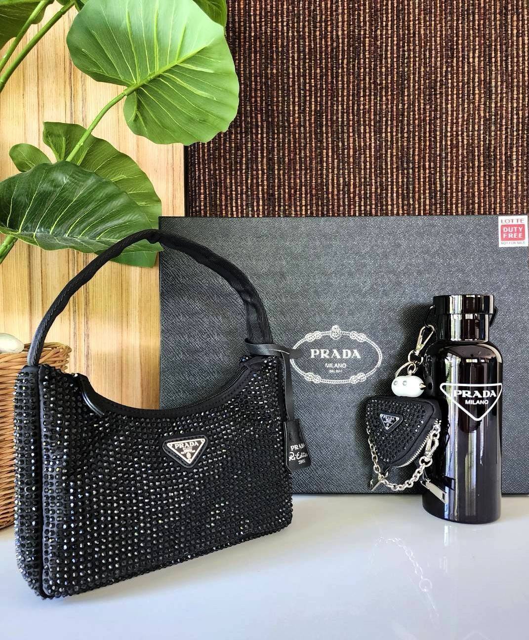 เซทสุดคุ้ม! ซื้อ1ได้ถึง3 PRADA CRYSTALS BAG WITH KEYCHAIN AND VACUUM BOTTLE VIP สวยหรูดูดี items นี้คุ้มมากๆได้ถึง3อย่างทั้งกระเป๋าสะพาย+พวงกุญแจ+กระบอกน้ำครบชุดไอเท็มแนะนำน่าใช้น่าสะสม