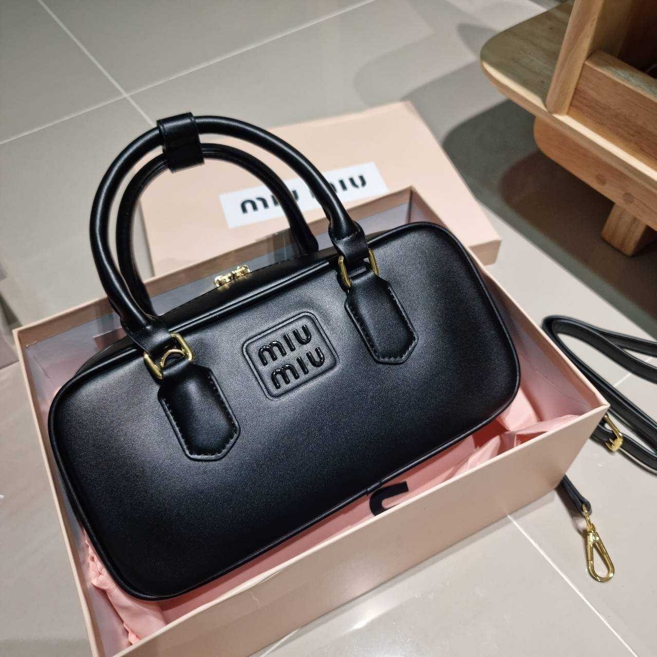 MIU MIU ARCADIE LEATHER BAG M, Geniş 27cm กระเป๋าถือ/สะพายสุดชิค น่ารักๆเก๋ๆ ดีไซน์เรียบแต่มากมีอยู่จริง สวยดูแพง