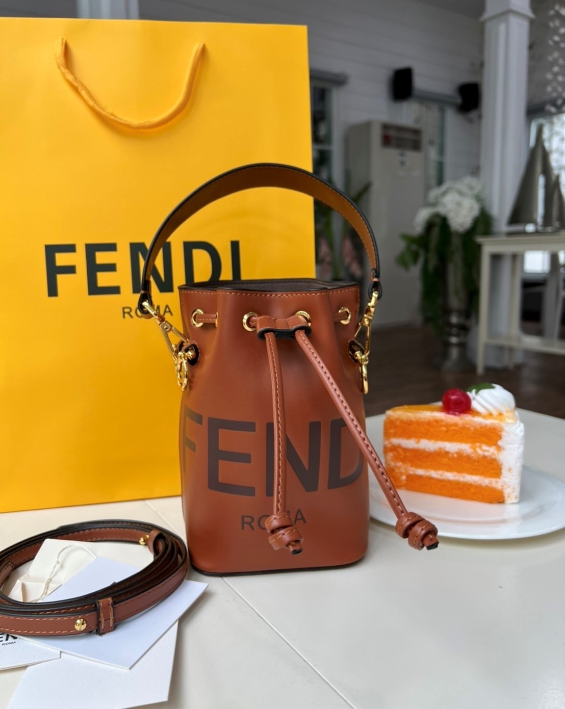 FENDI Mon Tresor Mini Leather Bucket Bag / FENDI Bucket Bag พร้อมส่ง กระเป๋าถือหรือสะพายข้างทรงบัคเก็ต ทรงขนมจีบ ลายแบรนด์ อะไหล่ทองหรูหรา