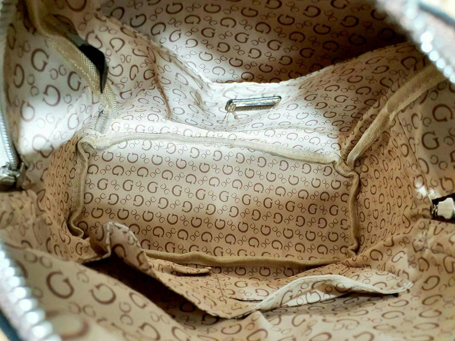 GUESS WOMAN'S BACKPACK กระเป๋าสะพายเป้หนังสวยขนาดกำลังดี สกีนโลโก้รอบใบ น้ำหนักเบา ด้านหน้าประดับโลโก้แบรนด์สามเหลี่ยมโดดเด่น มีลูกเล่นที่ช่องด้านหน้าสามารถถอดออกถือเป็นครัชได้นะคะ ตัวกระเป๋าเปิดปิดด้วยซิปเป็นหลัก ภายในกว้าง บุด้วยผ้าสกีนลายโลโก้แบรน