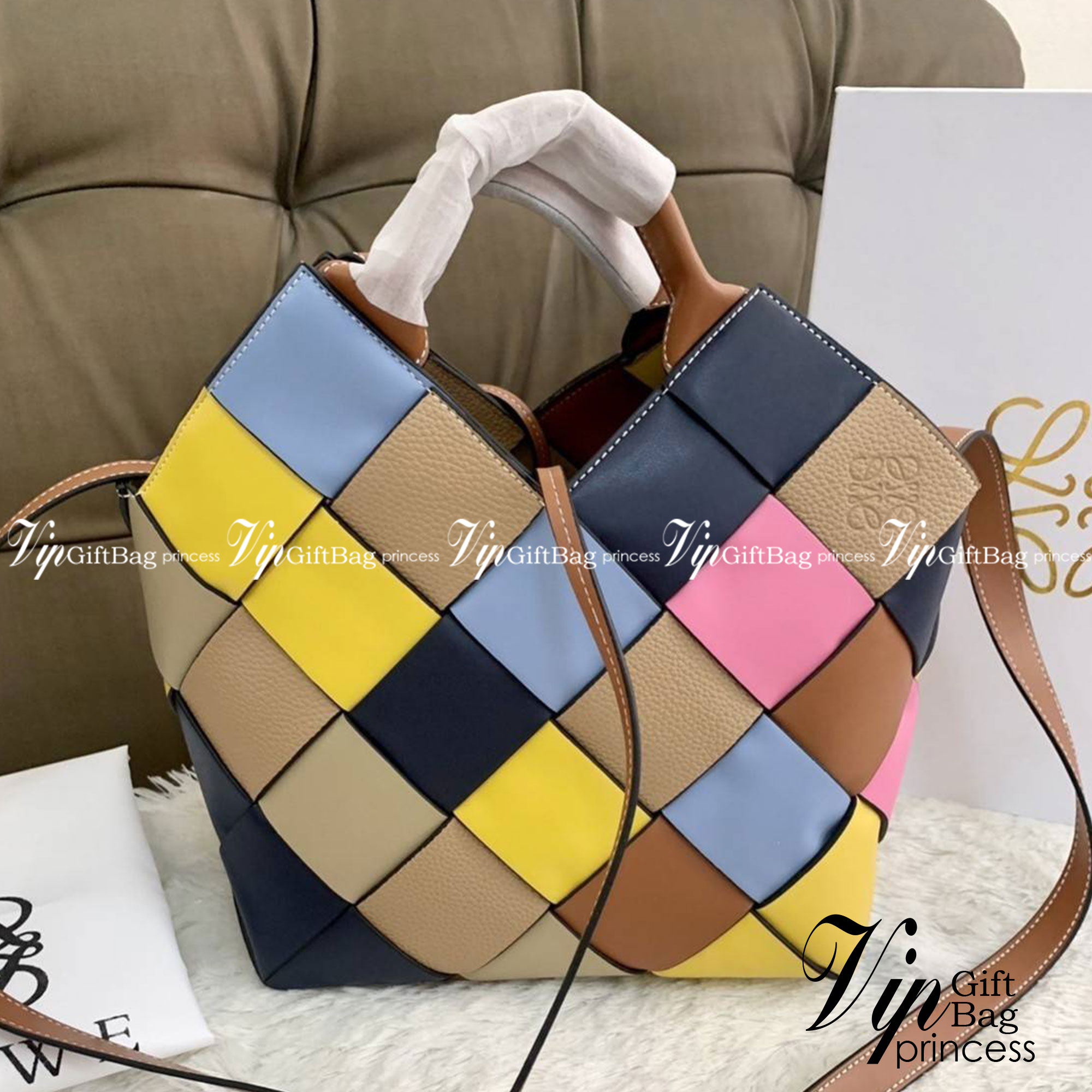 LOEWE SURPLUS LEATHER WOVEN BASKET BAG IN CLASSIC CALFSKIN กระเป๋าสาน กระเป๋าถือหรือสะพาย อะไหล่เงิน มาพร้อมสายสะพายยาวในตัว (ถอดได้ /ปรับระดับไม่ได้) ดีไซน์ถักทอแบบงานสานหมากรุก สวยล้ำนำสมัยมากๆ ค่ะ น้ำหนักเบา ตอบโจทย์การใช้ชีวิตระหว่างวันที่ดูไม่ซับซ้อน