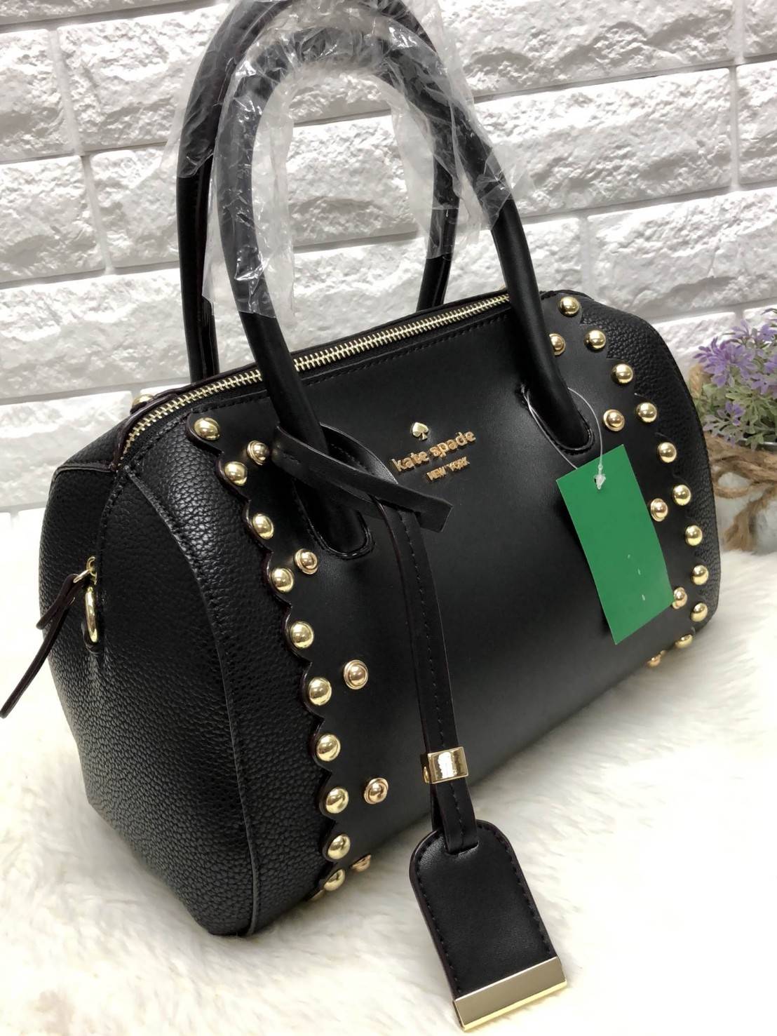 New arrival. Kate spade new york women’s bag 2018 พร้อมส่งรุ่นใหม่ล่าสุด กระเป๋าถือหรือสะพายข้างทรงหมอน มีมาให้เลือกถึง 4 ลาย ด้านหน้าติดโลหะโลโก้แบรนด์ตัวใหญ่ อะไหล่ทอง เปิดปิดกระเป๋าแบบซิป ภายในโล่ง กว้าง ใส่ของจุ มีช่องซิปหนึ่งช่อง ช่องเล็กสองช่อง ด้าน