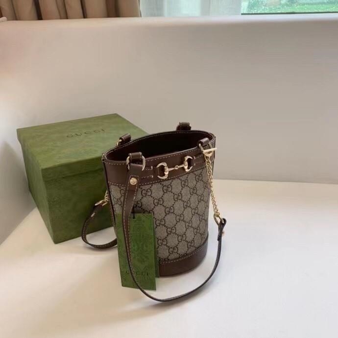 VIP 】Gucci Horsebit Gift Bag กระเป๋าสะพายข้าง Premiumgift วัสดุหนังแท้ เปิด-ปิด ด้วยกระดุมแม่เหล็ก ด้านในโล่ง ใส่ตังค์ ใส่โทรศัพท์ Iphone+ ได้ สายยาวปรับระดับได้ Crossbody ได้ น้ำหนักเบา มาพร้อมกล่องแบรนด์ สวยหรูดูแพง จะซื้อใช้เองหรือเป็นของขวัญก็เหมาะ ได