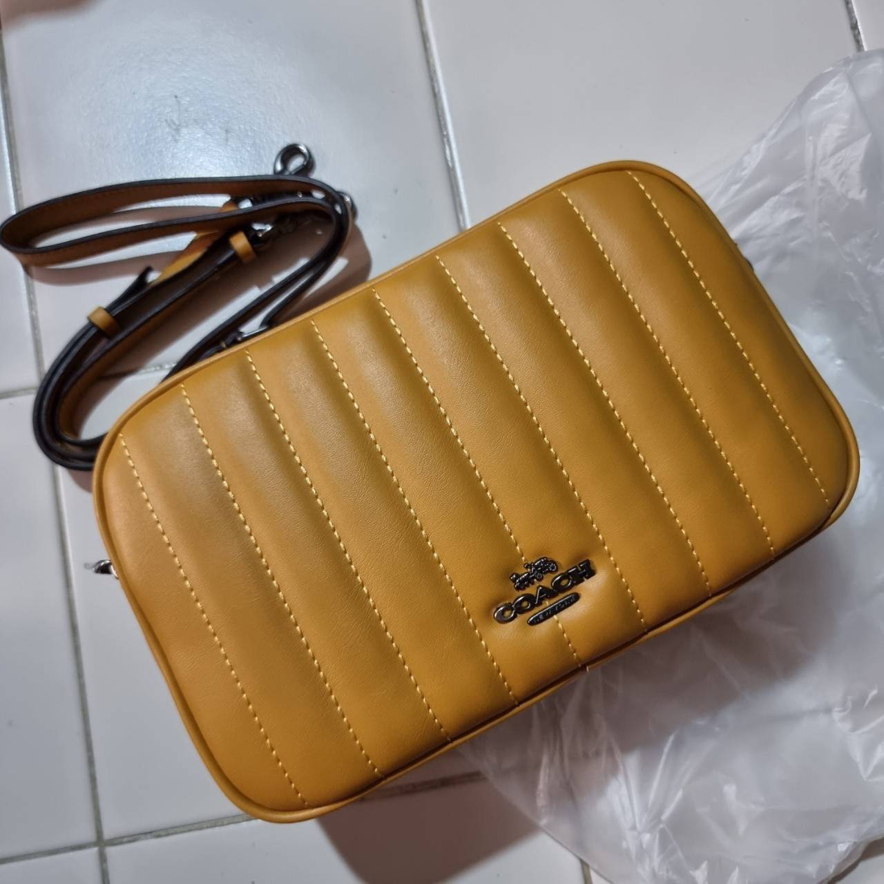 COACH C1569 JES CROSSBODY WITH LINEAR QUILTING ใหม่ล่าสุด!! กระเป๋าสะพายข้าง รุ่น 2 ซิป ใบใหญ่จุใจ ดีไซน์ใหม่ เพิ่มลูกเล่นให้ดูหรูหรายิ่งขึ้น วัสดุหนังสังเคราะห์บุเป็นลายเส้นสวยงาม เปิด-ปิดด้วยซิป 2 ช่องหลัก ใช้งานง่าย ทรงสวยมากๆรุ่นนี้ มาพร้อมสายสะพาย cr