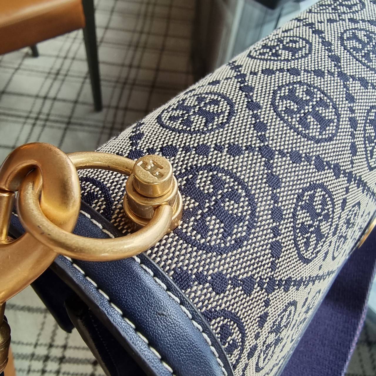 Tory burch t monogram jacquard shoulder bag คอลเลคชั่น T Monogram สำหรับคอลเลคชั่นฤดูใบไม้ผลิ 2021 เราสร้างสรรค์ลายโมโนแกรมที่ได้รับแรงบันดาลใจมาจากลวดลายการถักทอผ้าห่มของชาว Pennsylvania Dutch แบบดั้งเดิม เป็นการเฉลิมฉลองโลโก้สุดไอคอนนิคของแบรนด์ โดดเด่น