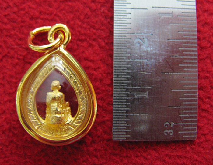จี้หลวงปู่ทวดเนื้อทองพ่นทรายล้อมเพชรเลี่ยมทองไมครอนพร้อมใบคาถาค่ะ