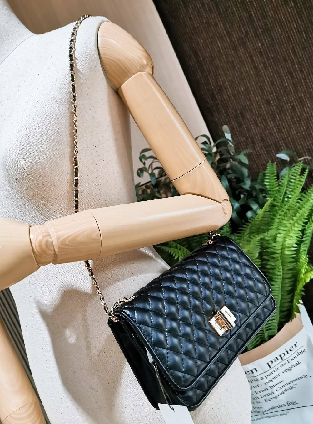 CHARLES & KIETH MINI CLUTCH BAG กระเป๋าสะพายทรงคลัชรุ่นยอดนิยมดีไซน์คลาสสิควัสดุหนังนิ่มลายตารางสวยอยู่ทรงขนาดมินิสไตล์ Chanel เปิดปิดด้วยตัวล๊อคแบบบิดอะไหล่ทอง ด้านหลังประดับโลโก้แบรนด์สวยดูดี มาพร้อมสายสะพายโซ่ร้อยหนัง Crossbody ได้สามารถซ้อนสายสะพายไหล