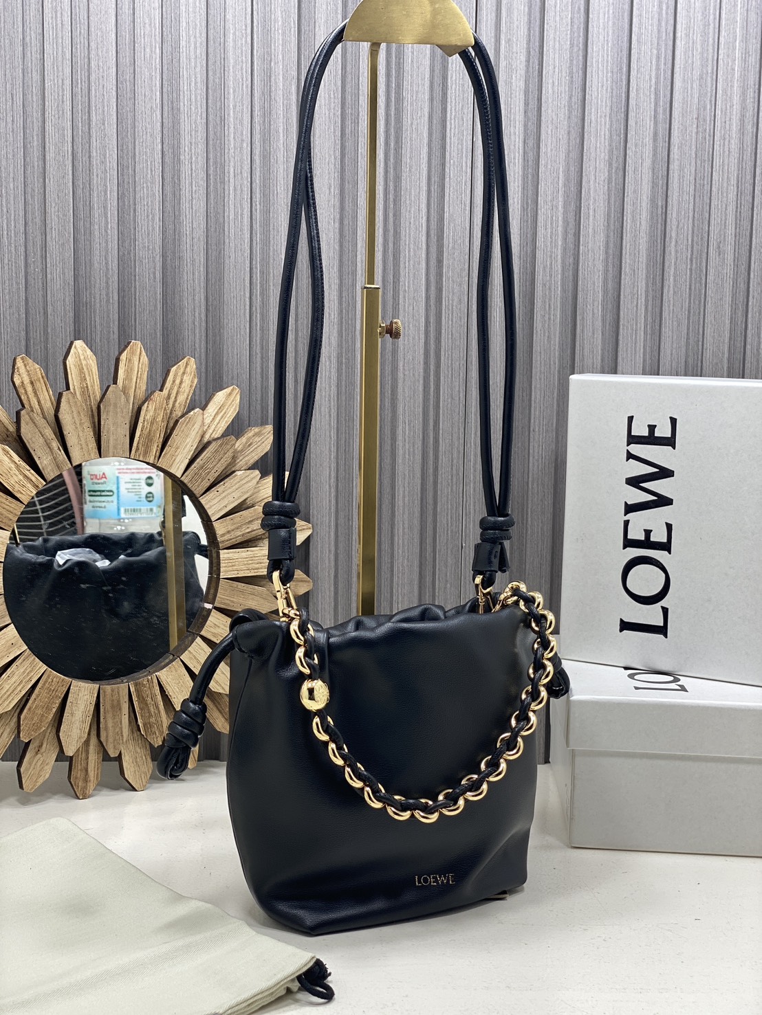 ORI หนังแท้ | LOEWE Mini Flamenco purse in mellow nappa leather / Loewe Bucket Bag กระเป๋าสะพายทรงบัคเก็ตไซส์มินิ หนังเรียบสวยหรู เรียบง่าย หนังแท้ผิวสัมผัสนุ่มมือ น้ำหนักเบาและนุ่มสบาย ดีไซน์จับจีบ เชือกผูกแบบปมโบราณ และสายโซ่รูปโดนัท