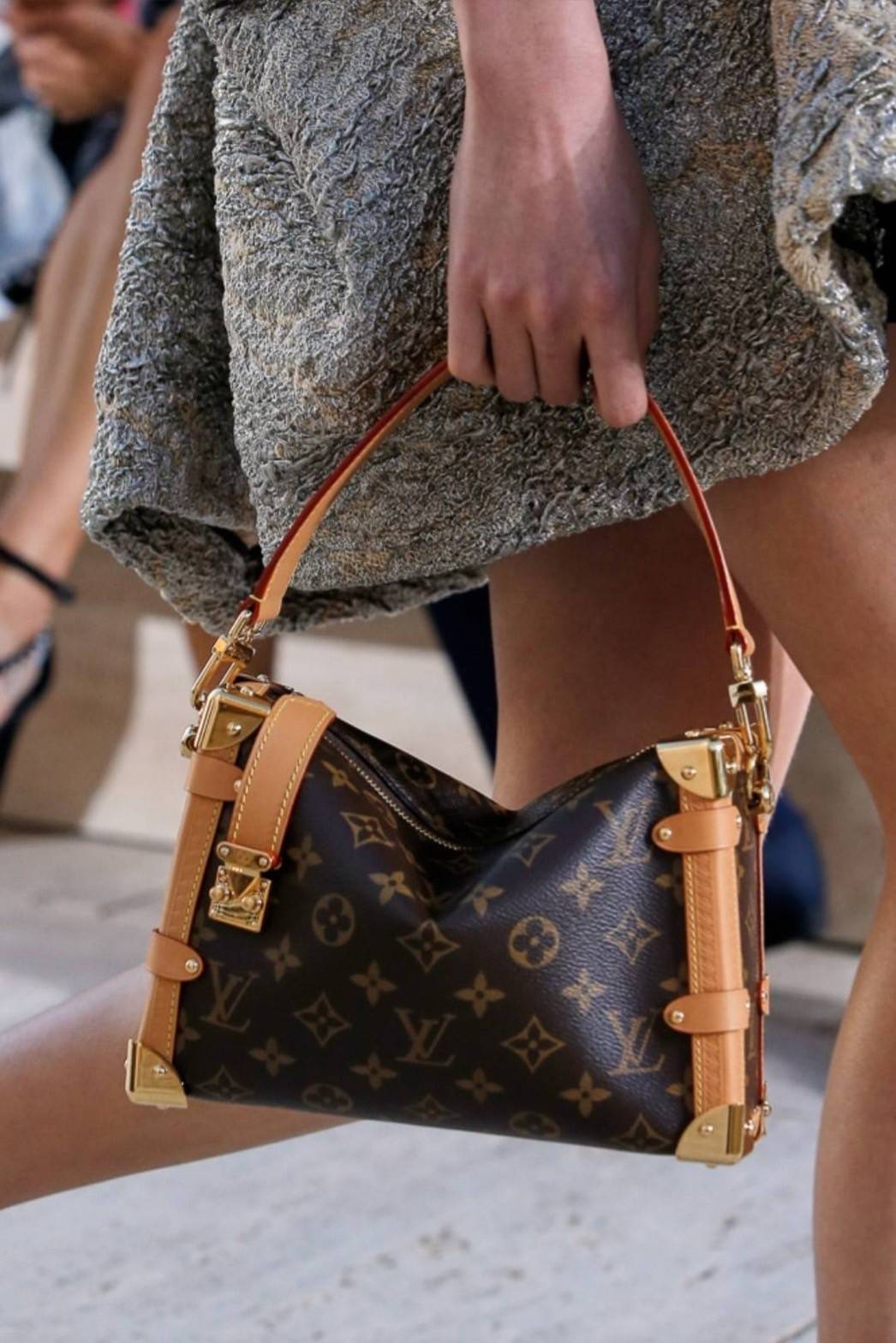 LV SIDE TRUNK MONOGRAM สุดยอดกระเป๋าไอคอนนิค ทรงสวย ใหม่ล่าสุด สวยมีเสน่ห์ รูปทรงกล่อง โดดเด่นด้วยหมุดเข้ามุม ซิปเปิด-ปิดล็อคได้ วัสดุหนังแคนวาส