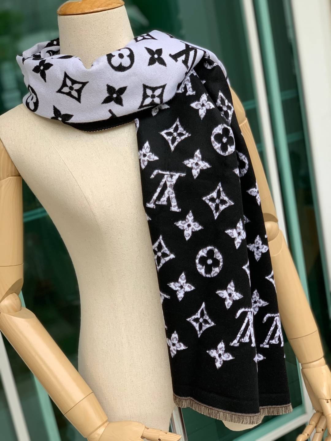 Louis Vuitton Women’s Scarves Accessories อีกหนึ่งแบรนด์ดังจากปารีส ด้วยงานพรีเมี่ยมกิ้ฟ ส่งมอบความรู้สึกดีๆให้กับคนที่คุณรัก ในรูปแบบผ้าพันคอและผ้าคุมไหล่ผืนใหญ่ให้ความอบอุ่น ถักทอด้วยผ้าcashmere ผ้าเนื้อดี สัมผัสนุ่มมือ ทอลายในตัว สีและลายคมชัด เหมาะสำห
