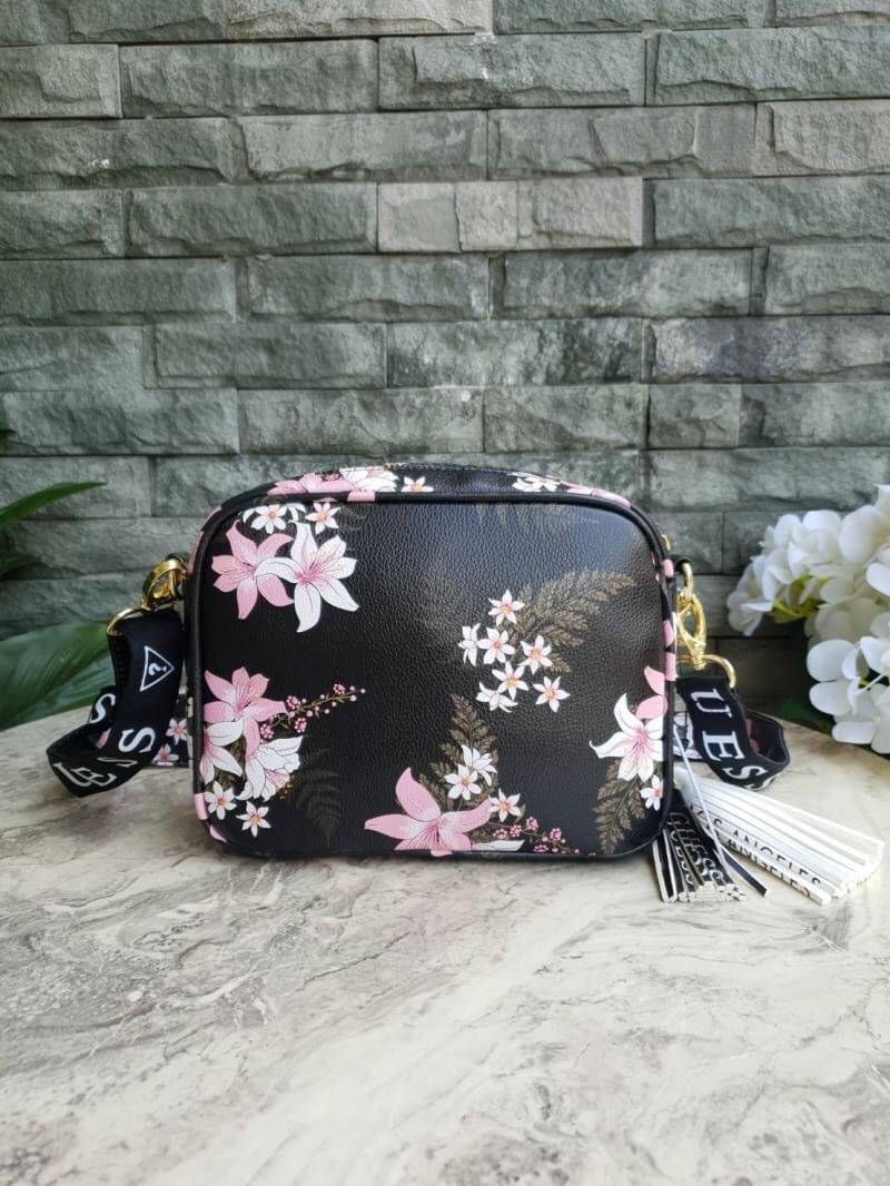 GUESS Factory Women's Gesabel Gym Crossbody กระเป๋าสะพายทรงน่ารัก จาก GUESS วัสดุหนัง pu หนังนิ่มสวย ตั้งอยู่ทรงขนาดกำลังดี น้ำหนักเบา ด้านหน้าปั้มโลโก้แบรนด์ อะไหล่ทอง เปิดปิดด้วยซิปสะดวกใช้ ด้านหน้ามีช่องซิป 1 ช่องใช้งานได้จริง ภาในมีช่องซิป และช่อ