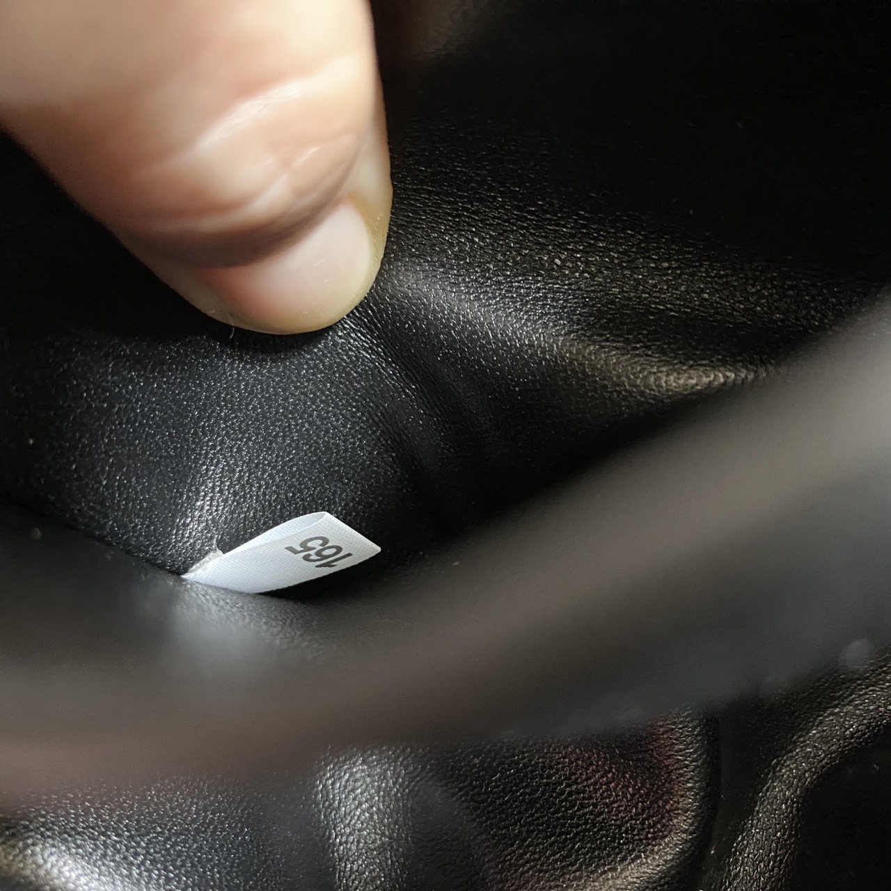 TOP ORI หนังแท้ | Prada Swing smooth leather shoulder bag / Prada Hobo Bag กระเป๋าสะพายสไตน์สปอร์ตเรียบหรูดีไซน์ใหม่เรียบง่าย หนังแท้เรียบสวยสัมผัสนุ่มละมุน โทนสีทูโทนแต่งแต้มสีสันให้โดดเด่น