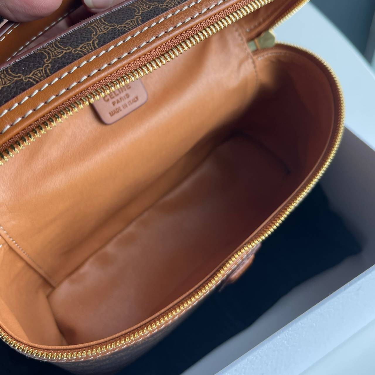 หนังแท้ CELINE VANITY VINTAGE BAG / Celine Macadam Vanity Bag Dark brown กระเป๋าถือ ใส่เครื่องสำอางค์หรือของใช้ต่างๆได้ ภายในโล่งกว้าง ซิปรอบใช้งานง่าย จุของได้เยอะ เกรดออริจินอลงานหนังแท้ทั้งใบ พิมพ์ลายคมชัด ปั้มลายชัดเจน ภาพสินค้าถ่ายจากงานขายจริง ใช้งา